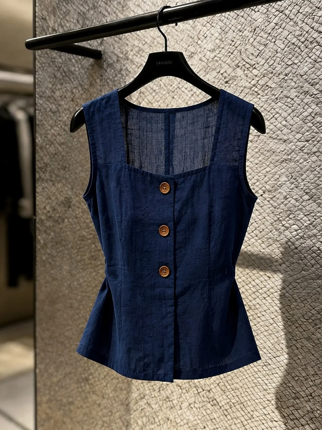 Elegant Intellectual Square Collar Sleeveless Vest Luxury Design Slim Fit Summer Versatile Shirt for Women Stylish Minimalist
Elegant Intellectual Square Collar Sleeveless Vest Luxury Design Slim Fit Summer Versatile Shirt for Women Stylish Minimalist