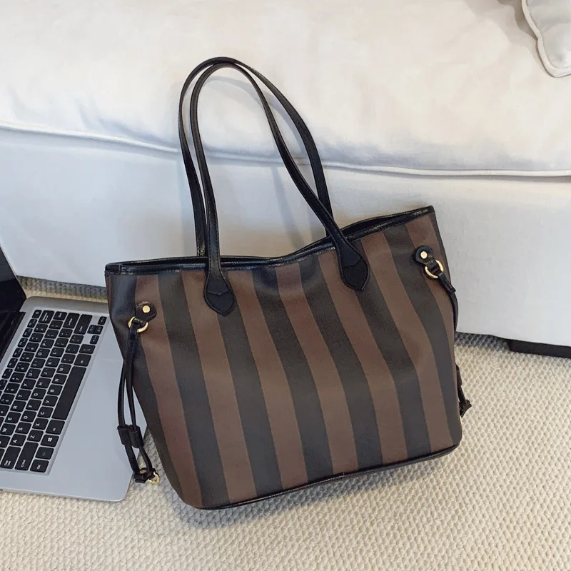 Autumn and Winter New Tote Bag Women, Large-capacity Shoulder Armpit Bag, High-end Light Luxury, Fashionable and Versatile Style
Autumn and Winter New Tote Bag Women, Large-capacity Shoulder Armpit Bag, High-end Light Luxury, Fashionable and Versatile Style