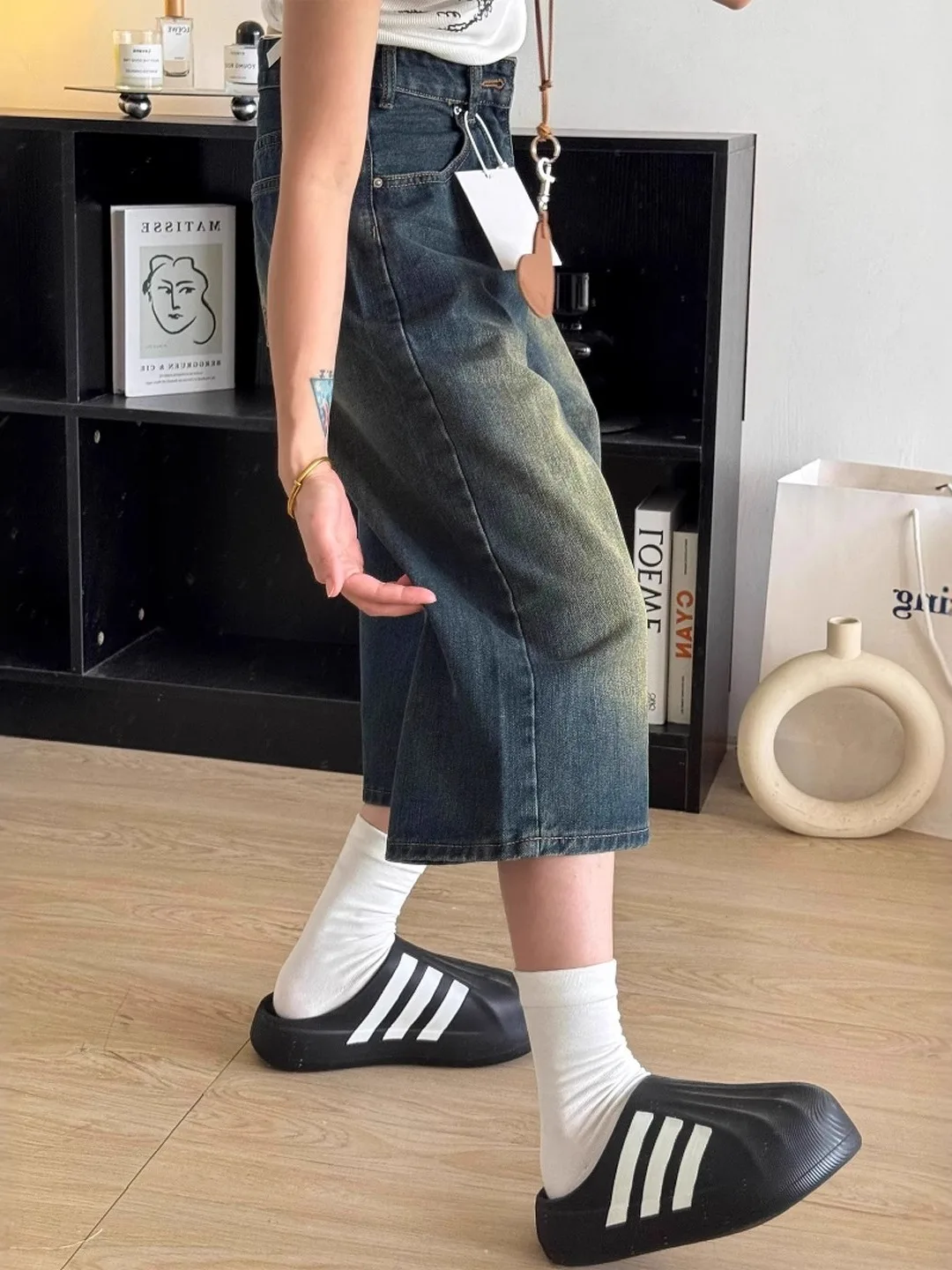 Ретро-джинсы в американском стиле для женщин: широкие прямые брюки с высокой талией, длиной 7/8, из денима, повседневные, летние, новинка
Ретро-джинсы в американском стиле для женщин: широкие прямые брюки с высокой талией, длиной 7/8, из денима, повседневные, летние, новинка