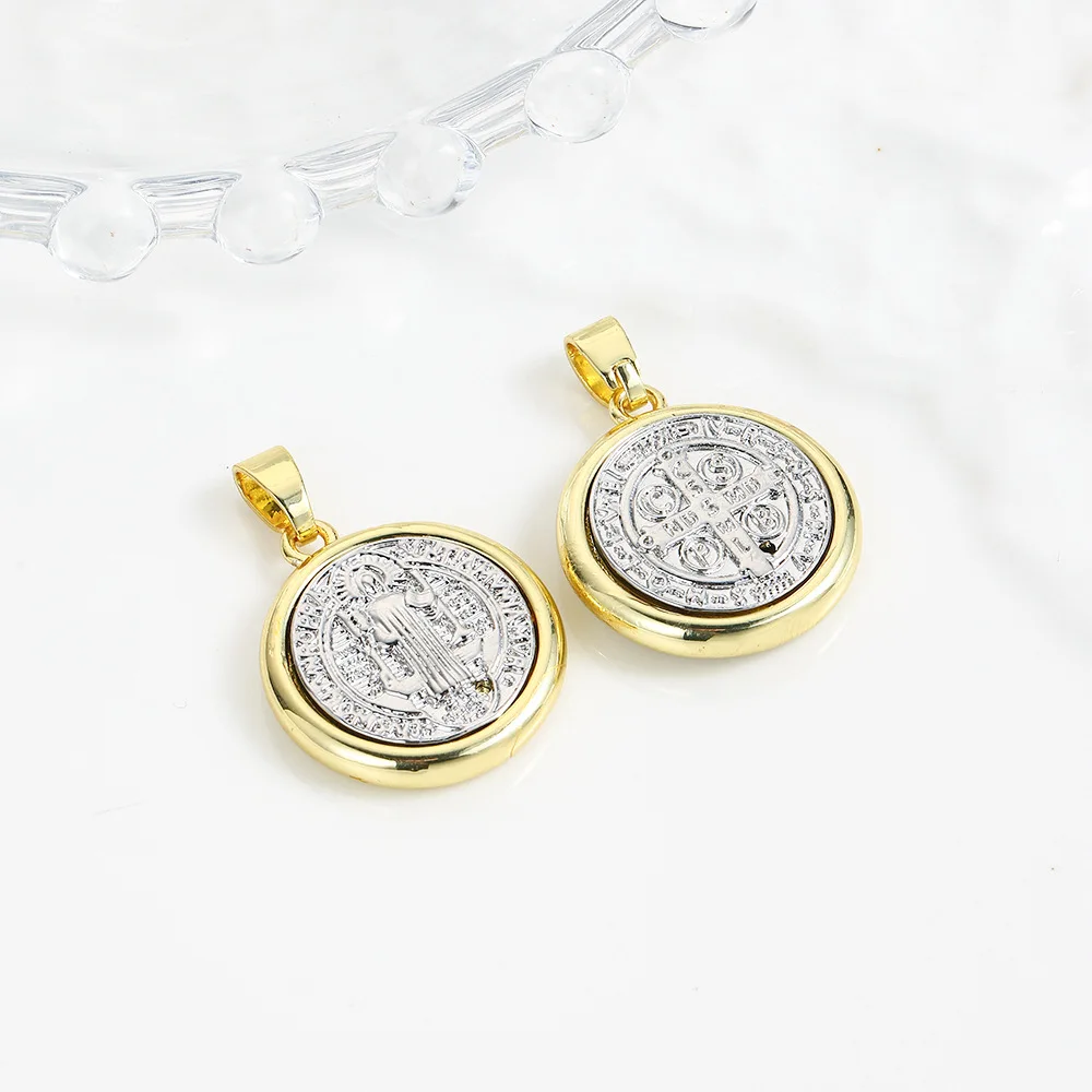 European and American retro copper plated 18K two-color round religious portrait Virgin pendant necklace accessories
European and American retro copper plated 18K two-color round religious portrait Virgin pendant necklace accessories