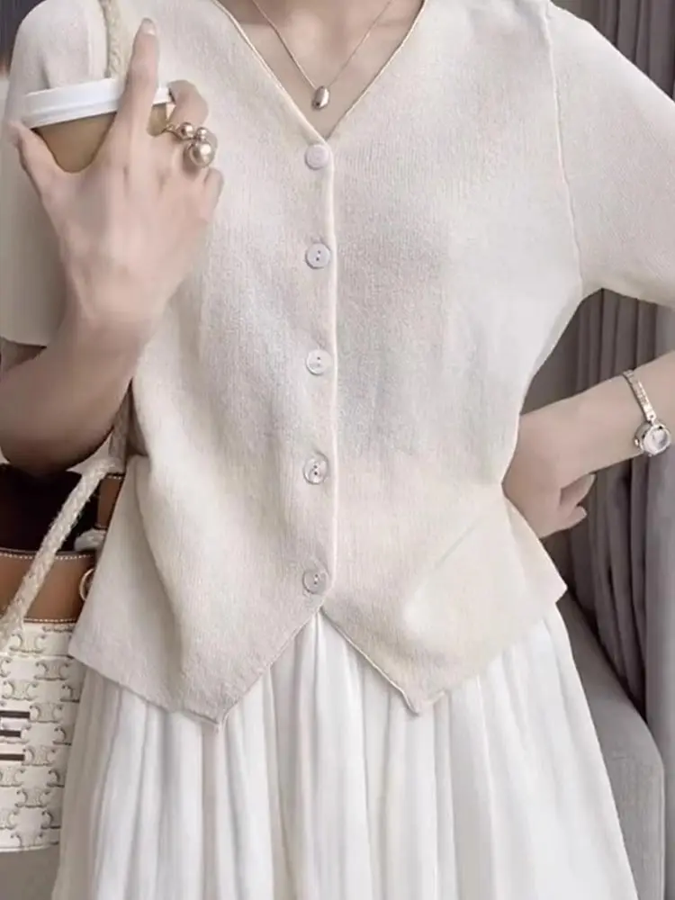 V-Neck Ice Silk Knitted Top Fashionable Commute Style Loose Comfortable Short Sleeve Women's Premium Feel Summer Shirt
V-Neck Ice Silk Knitted Top Fashionable Commute Style Loose Comfortable Short Sleeve Women's Premium Feel Summer Shirt