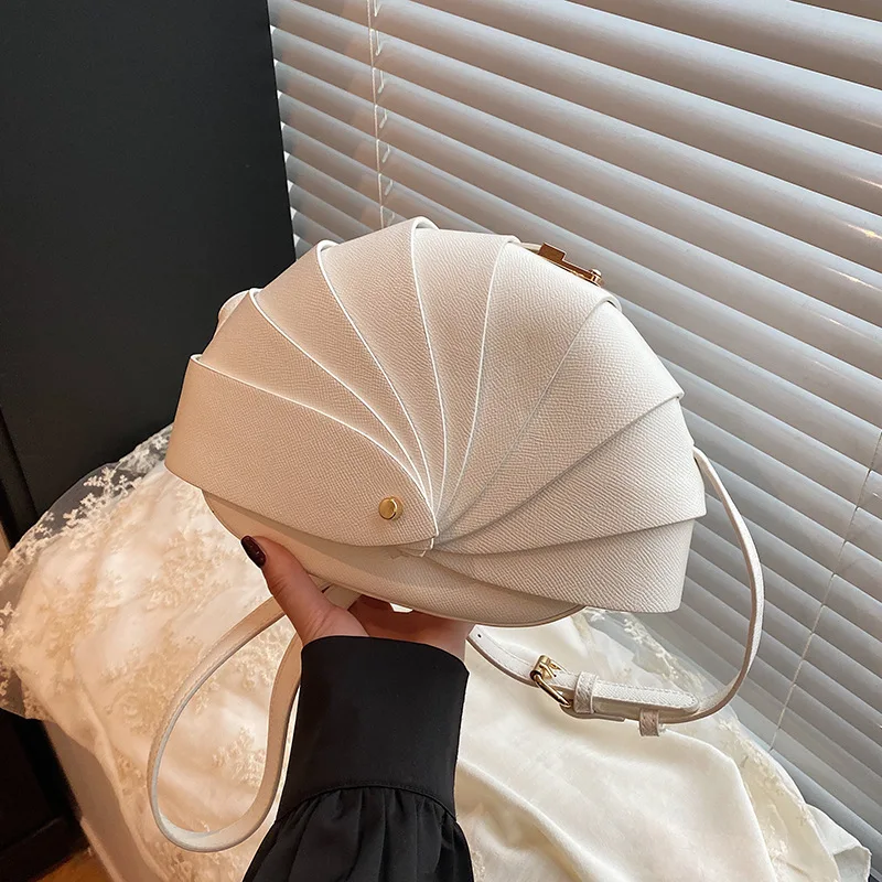 Women's box shape shoulder bag, niche design, crossbody bag, personalized, commuting, fashionable, hand-held, armpit shell bag
Women's box shape shoulder bag, niche design, crossbody bag, personalized, commuting, fashionable, hand-held, armpit shell bag