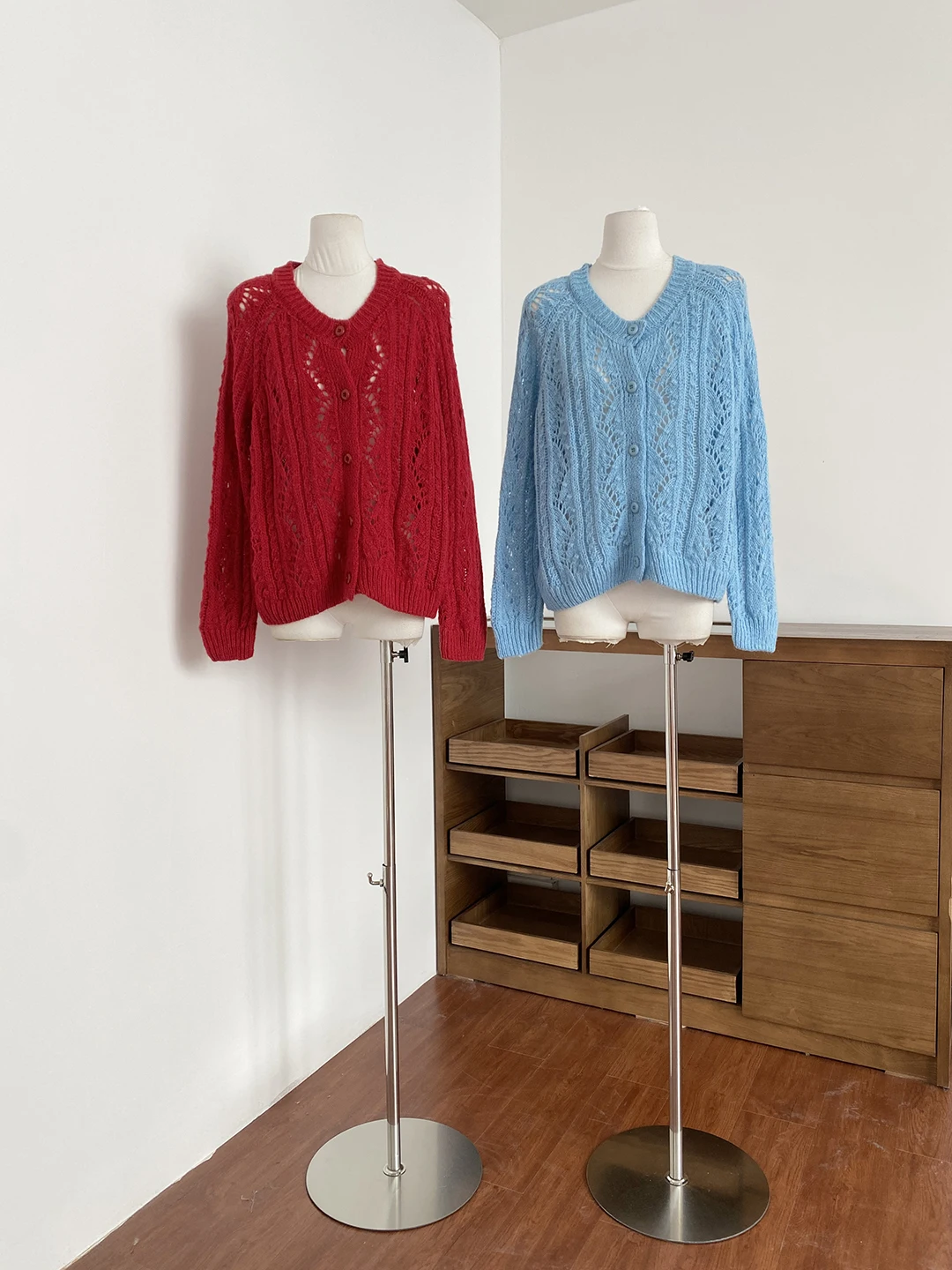 Korean Style Women's Knitted Hollow out Cardigan V-Neck Button Slimming Spring New Fashion Long Sleeve Polyester Fiber
Korean Style Women's Knitted Hollow out Cardigan V-Neck Button Slimming Spring New Fashion Long Sleeve Polyester Fiber