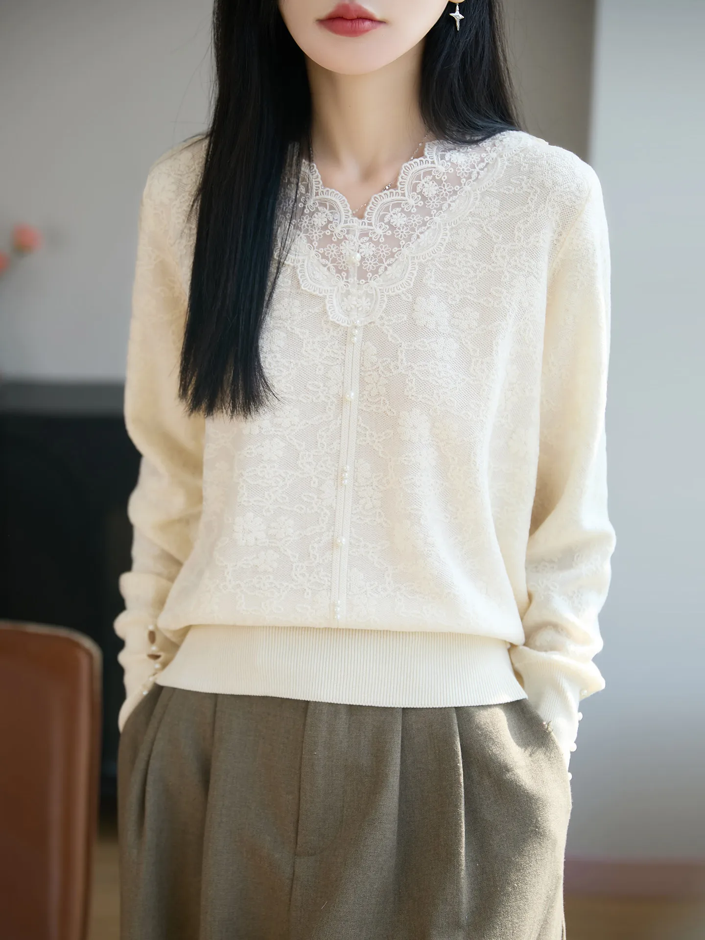 Lace Trim V-Neck Knitwear Women's Creamy White Slimming Inner Wear Base Shirt Top Small Fragrance Style Sweater Casual Loose Fit
Lace Trim V-Neck Knitwear Women's Creamy White Slimming Inner Wear Base Shirt Top Small Fragrance Style Sweater Casual Loose Fit