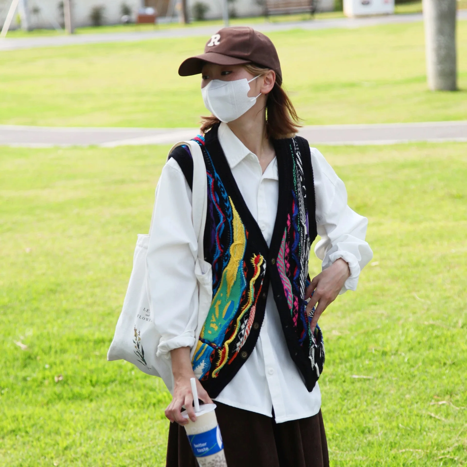 Вязаный жилет KapitalVintage в стиле ретро с цветочным узором и контрастными вставками, V-образный вырез, молодежная повседневная одежда для лета и осени, производство Китай
Вязаный жилет KapitalVintage в стиле ретро с цветочным узором и контрастными вставками, V-образный вырез, молодежная повседневная одежда для лета и осени, производство Китай