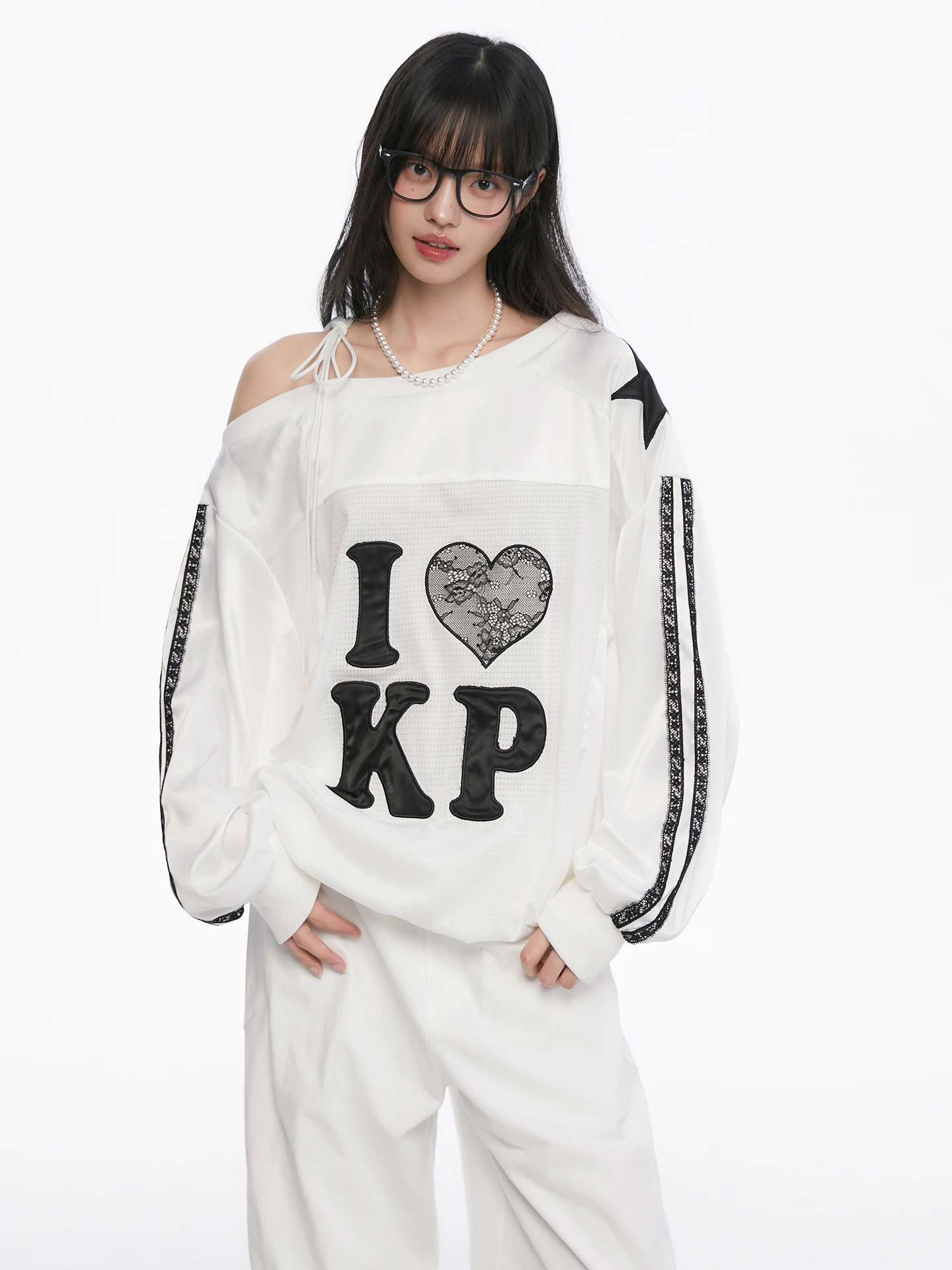 Женская свободная футболка с кружевной вышивкой, на одно плечо, с длинным рукавом, повседневная, спортивная, в стиле оверсайз
Женская свободная футболка с кружевной вышивкой, на одно плечо, с длинным рукавом, повседневная, спортивная, в стиле оверсайз