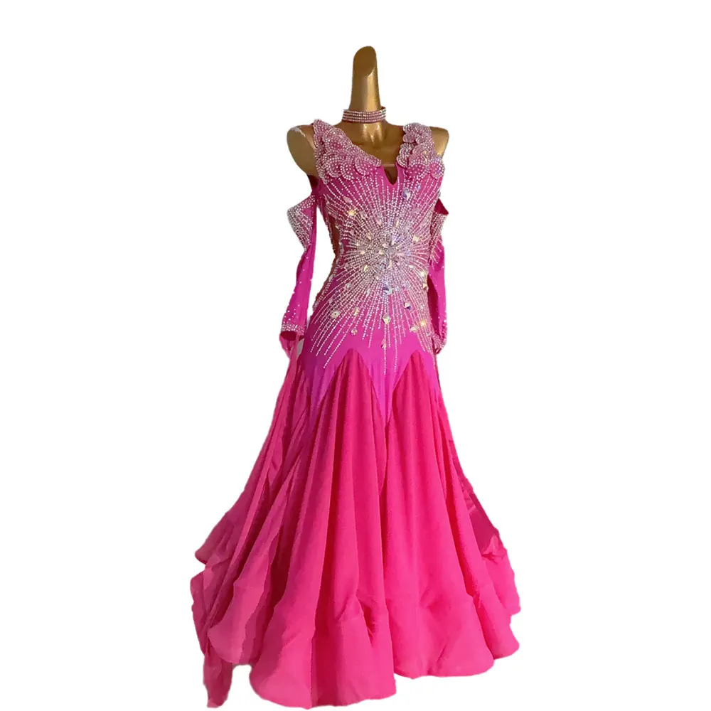 Профессиональная женская одежда для латинских танцев с бриллиантами, высококачественная индивидуальная современная юбка без рукавов розово-красного цвета, платье для выступления на сцене самбы
Профессиональная женская одежда для латинских танцев с бриллиантами, высококачественная индивидуальная современная юбка без рукавов розово-красного цвета, платье для выступления на сцене самбы