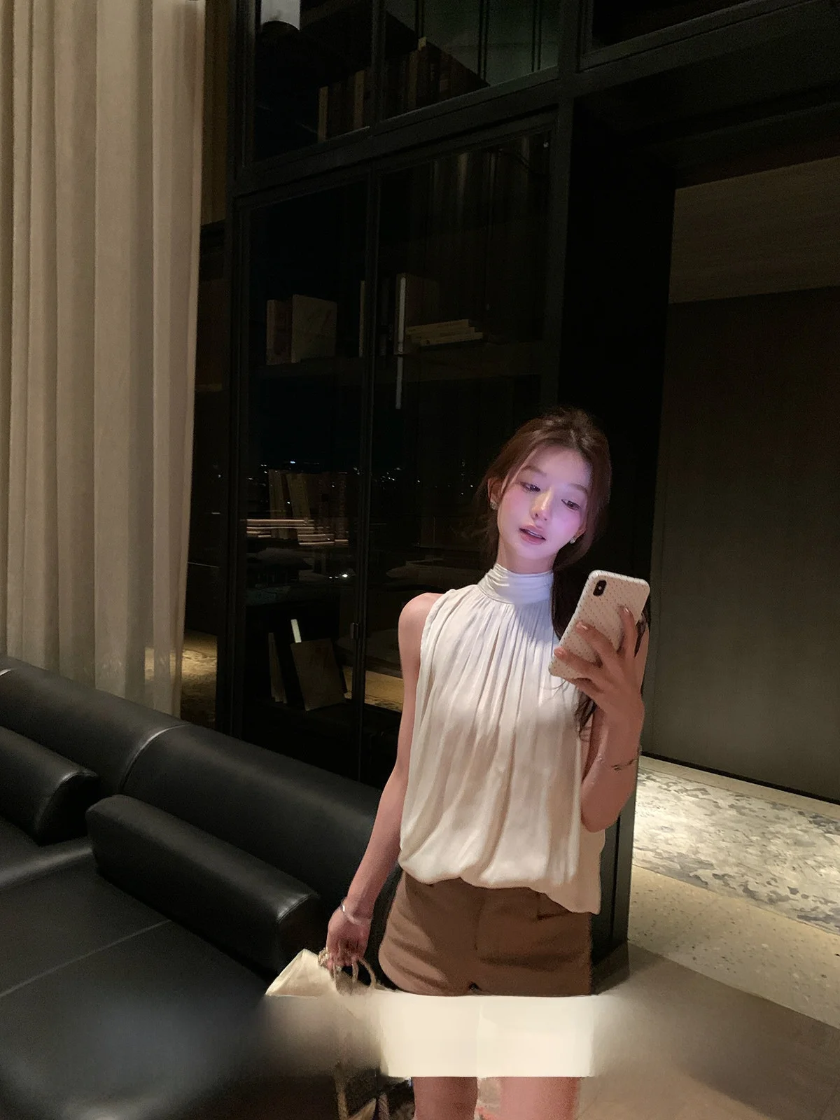 Yoyozhang Zhang Yuyu Silk Feather Design Two-Way Wear Sleeveless Chiffon Hanging Neck Top Women Summer Fashion Korean Style
Yoyozhang Zhang Yuyu Silk Feather Design Two-Way Wear Sleeveless Chiffon Hanging Neck Top Women Summer Fashion Korean Style