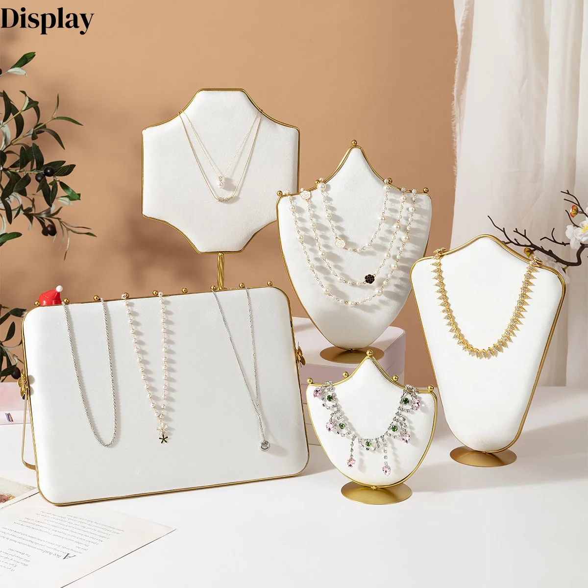 Мягкие бархатные подставки и держатели для украшений - для колец, ожерелий, браслетов, подвесок.
Мягкие бархатные подставки и держатели для украшений - для колец, ожерелий, браслетов, подвесок.