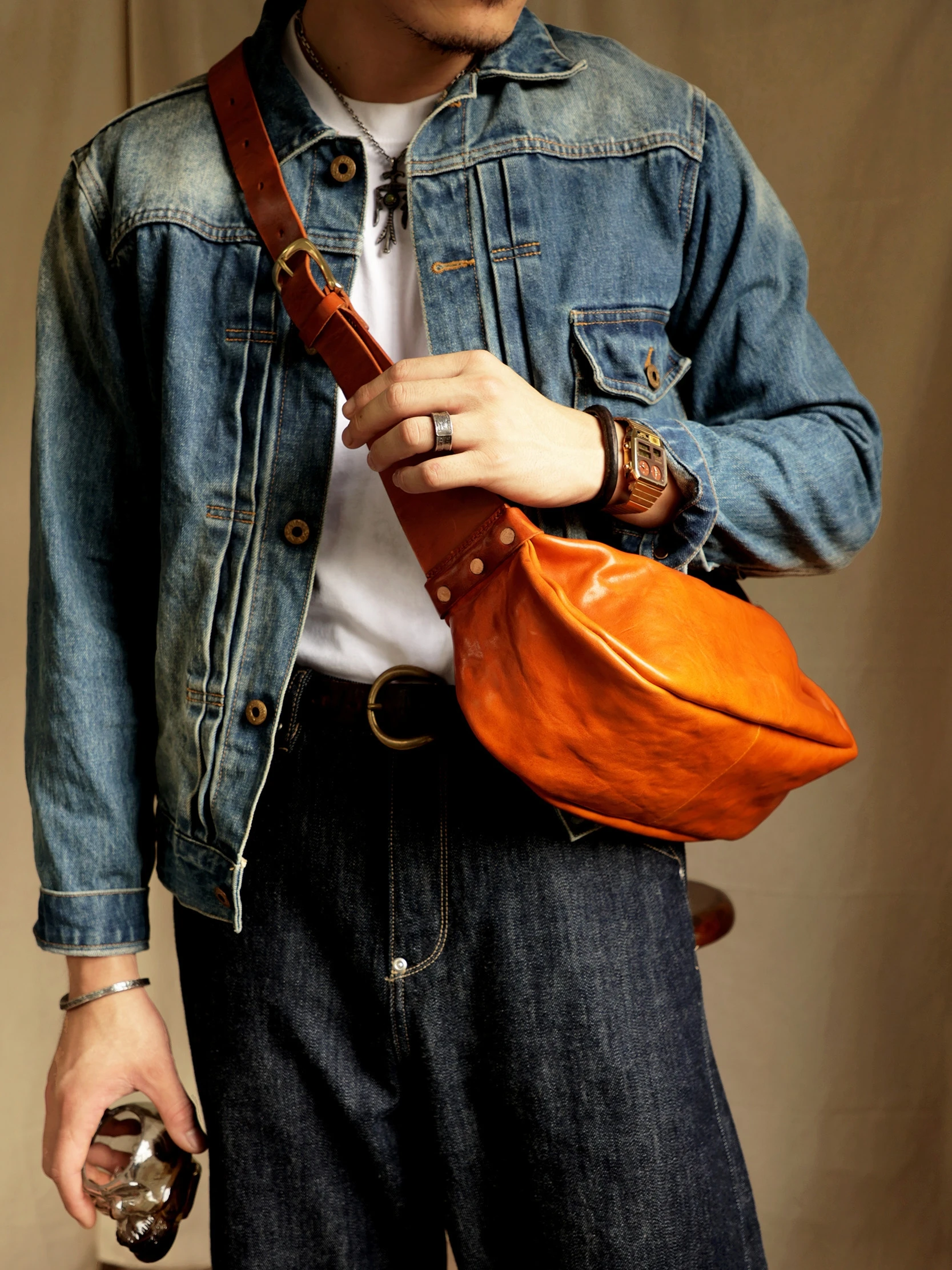Fashion casual high quality cow leather men's chest bag outdoor travel luxury genuine leather teens motorcycle crossbody bag
Fashion casual high quality cow leather men's chest bag outdoor travel luxury genuine leather teens motorcycle crossbody bag