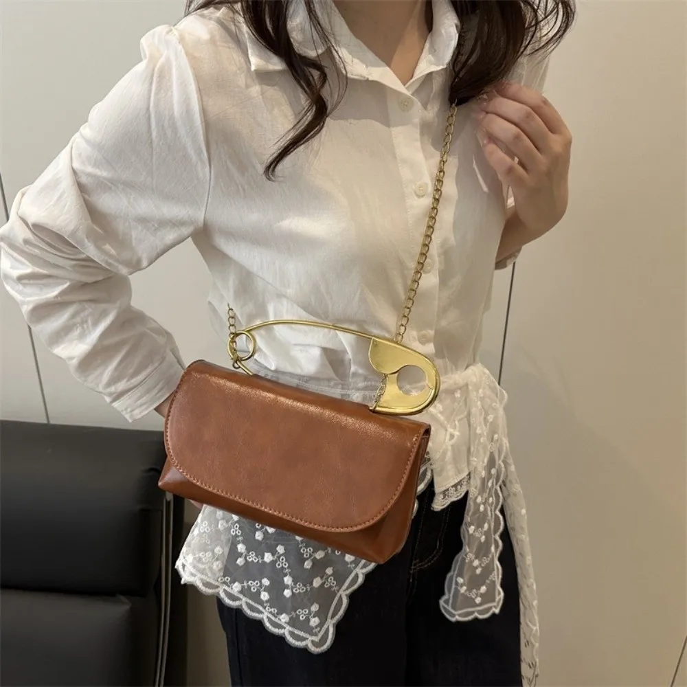 New PU Paper Clip Handbag Small Square Versatile Shoulder Messenger Bag Vintage Style Personality Crossbody Bag Casual Wear
New PU Paper Clip Handbag Small Square Versatile Shoulder Messenger Bag Vintage Style Personality Crossbody Bag Casual Wear