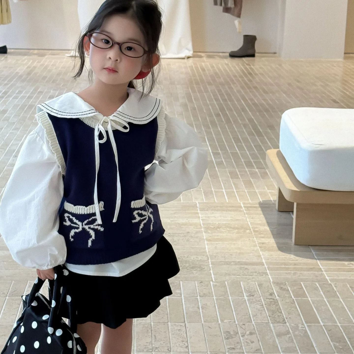 2025 autumn new children's clothing Korean version children's clothing girls college style bow vest wool knitted vest
2025 autumn new children's clothing Korean version children's clothing girls college style bow vest wool knitted vest