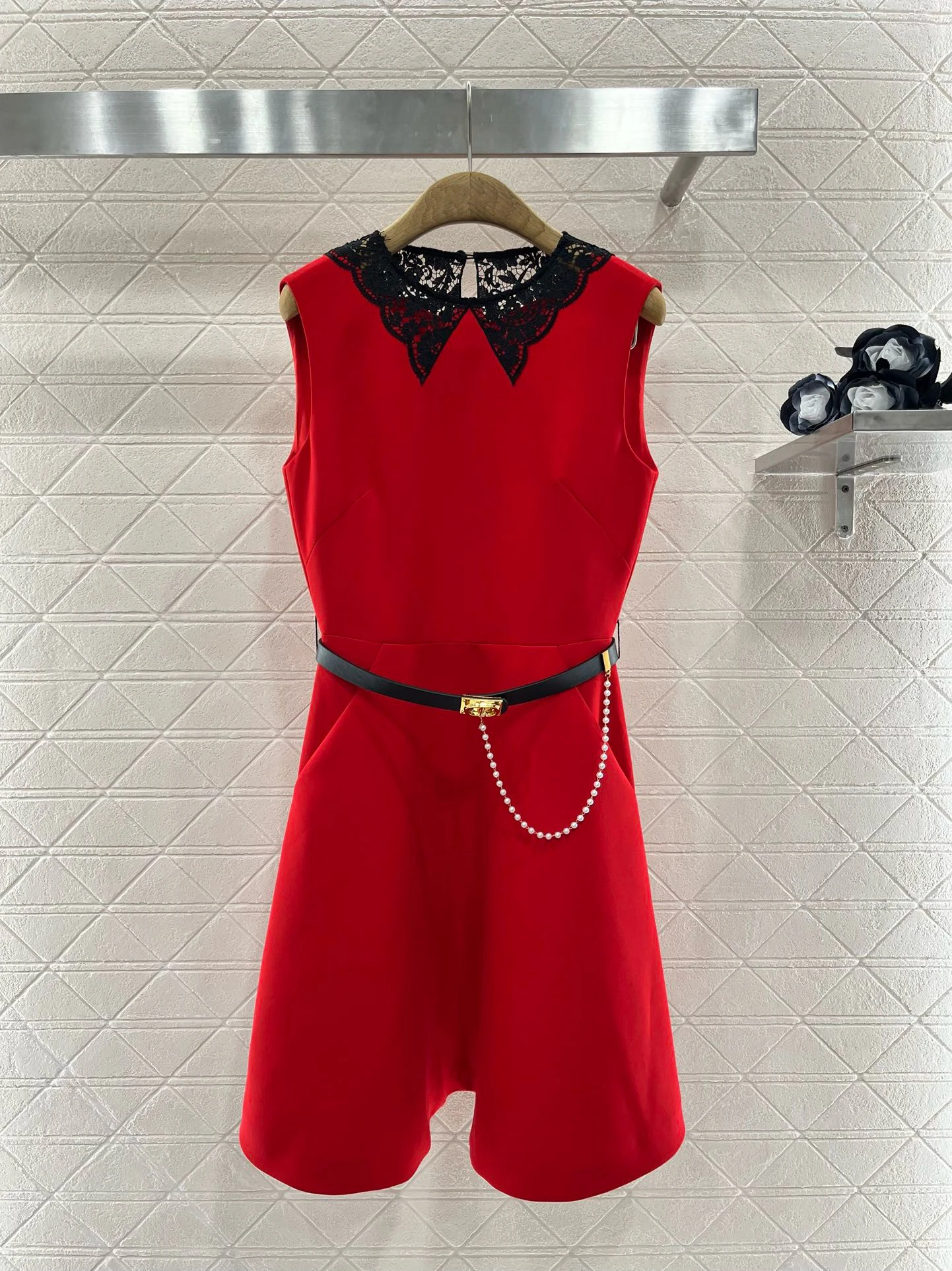 EVACANDIS Women O-Neck High Quality Sleeveless Lace Red Black Hit Color Mini Dress With Belt Sweet Elegant Chic Runway Designer
EVACANDIS Women O-Neck High Quality Sleeveless Lace Red Black Hit Color Mini Dress With Belt Sweet Elegant Chic Runway Designer