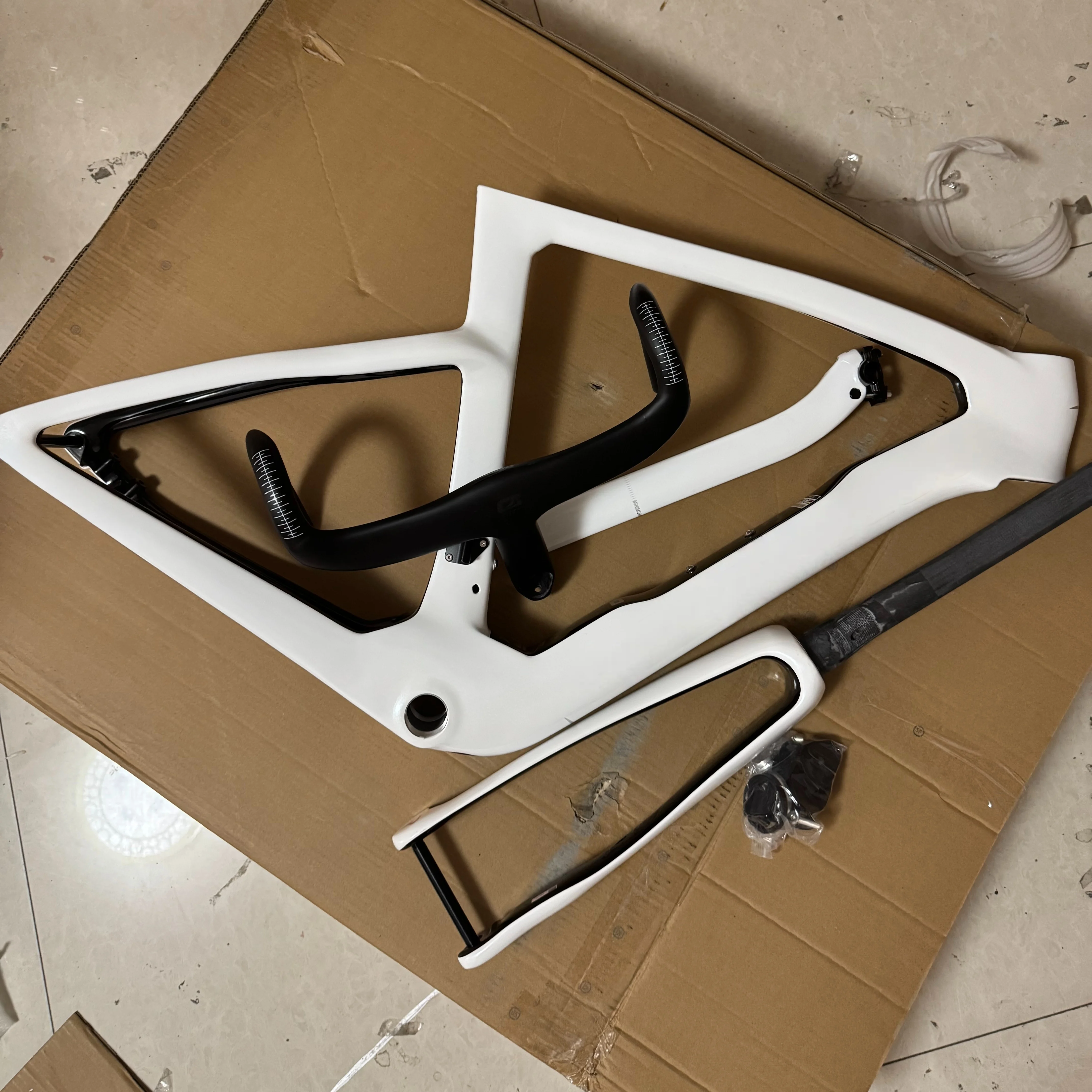 T1000 Ultra-Light Competition-Grade Carbon Fiber Road Frame Sl8 Frame Bicycle 700C Disc Brake Custom Color
T1000 Ultra-Light Competition-Grade Carbon Fiber Road Frame Sl8 Frame Bicycle 700C Disc Brake Custom Color