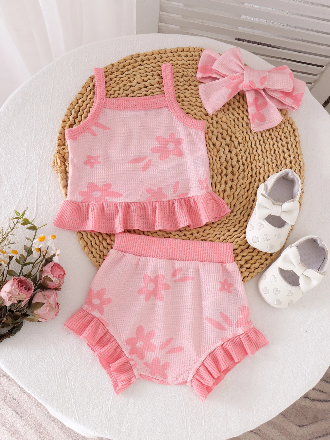 2pcs Cross-border summer new girl 0-1 years old sweet and cute camisole + shorts
2pcs Cross-border summer new girl 0-1 years old sweet and cute camisole + shorts