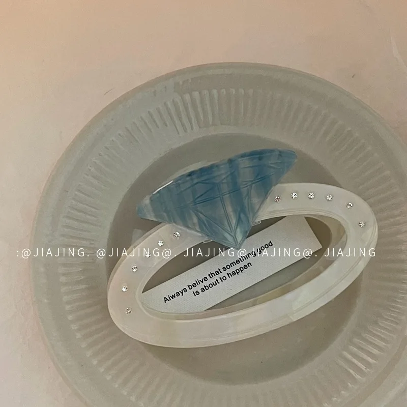 Geometric diamond ring shape design sense, niche temperament, high-end sense, unique hairpin
Geometric diamond ring shape design sense, niche temperament, high-end sense, unique hairpin