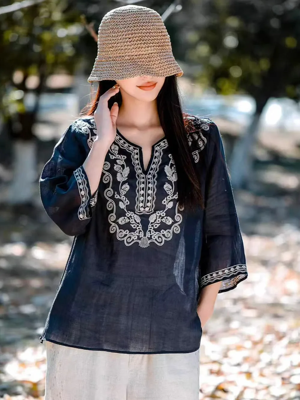Retro Embroidered V-Neck Cotton Linen Shirt Women Summer New Loose Slimming Artistic Versatile Thin Style Small Top Women
Retro Embroidered V-Neck Cotton Linen Shirt Women Summer New Loose Slimming Artistic Versatile Thin Style Small Top Women