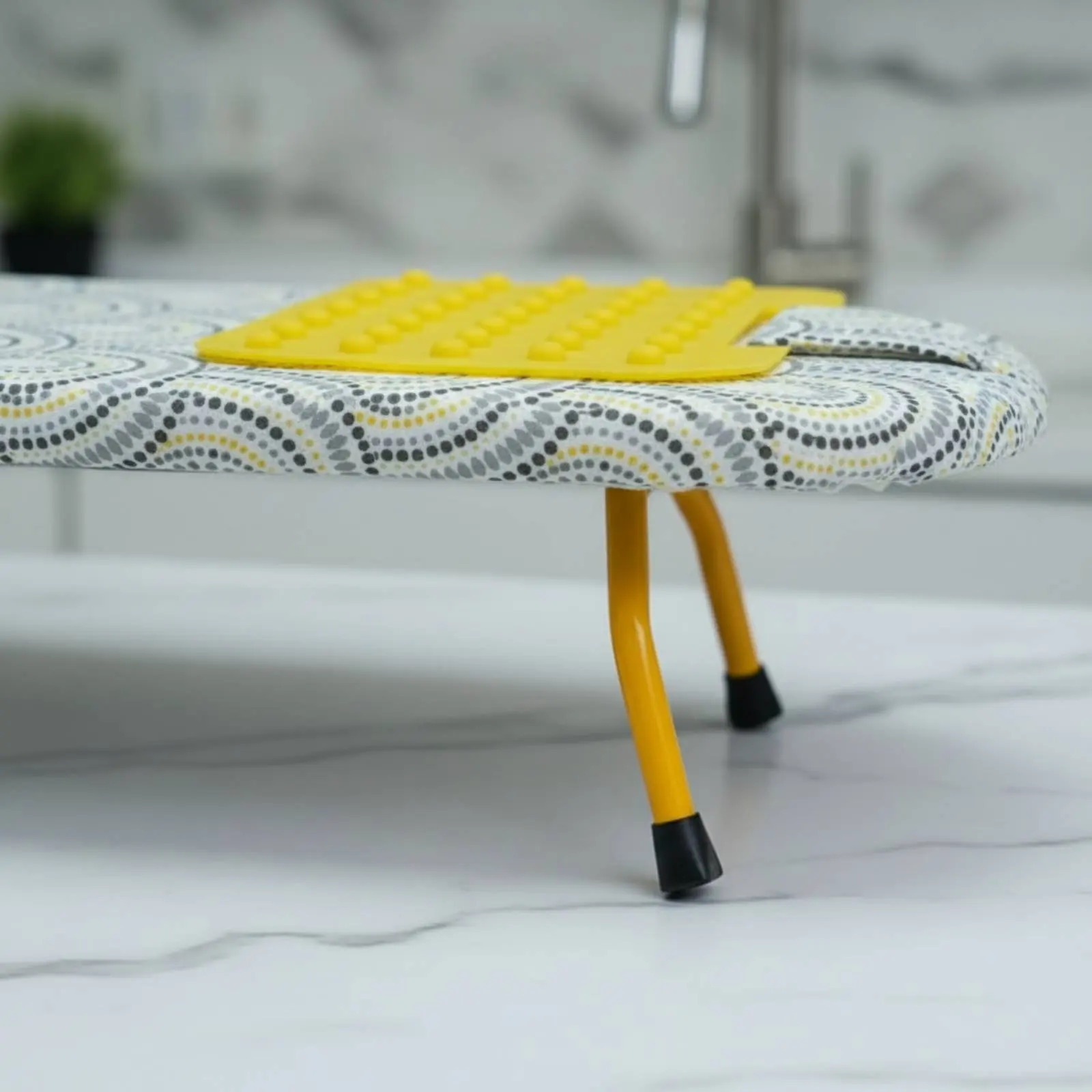 Tabletop Ironing Board Compact Folding Ironing Board Mini Iron Pad Portable Heat Resistant for Home
Tabletop Ironing Board Compact Folding Ironing Board Mini Iron Pad Portable Heat Resistant for Home