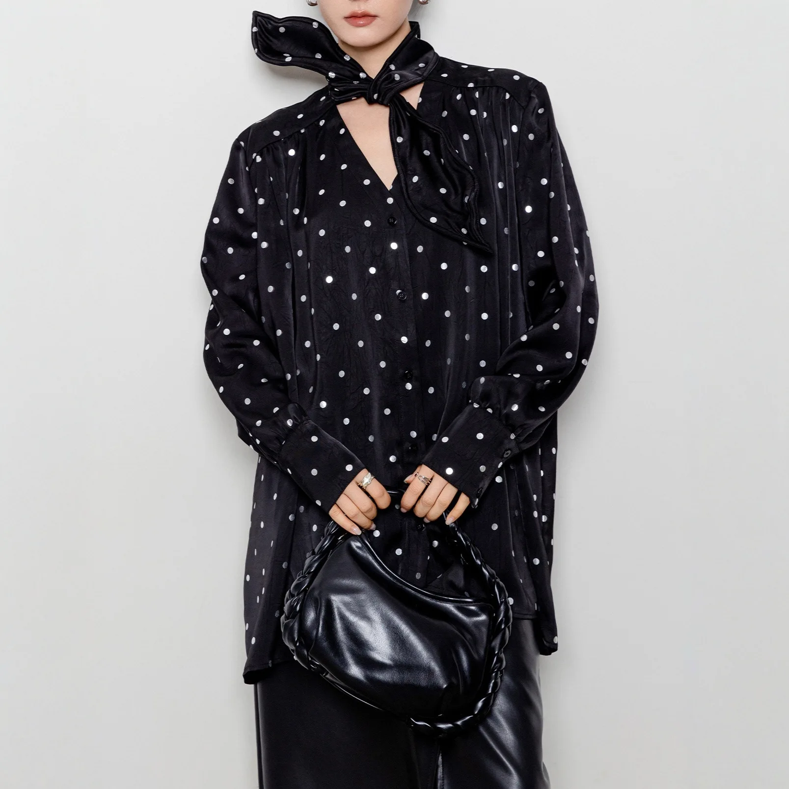 2026 Early Spring Hot Silver Polka Dot Tie Tie Shirt V Neck Retro and Niche Blouse Loose Women's French Style Floral Satin Shirt
2026 Early Spring Hot Silver Polka Dot Tie Tie Shirt V Neck Retro and Niche Blouse Loose Women's French Style Floral Satin Shirt
