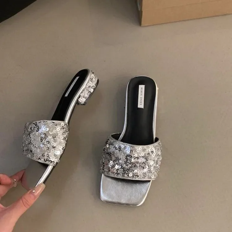 Сланцы женские на низком каблуке, пляжные шлепанцы, квадратный каблук, роскошная римская обувь, клоги, резиновая модная блестящая обувь, лето 2024
Сланцы женские на низком каблуке, пляжные шлепанцы, квадратный каблук, роскошная римская обувь, клоги, резиновая модная блестящая обувь, лето 2024