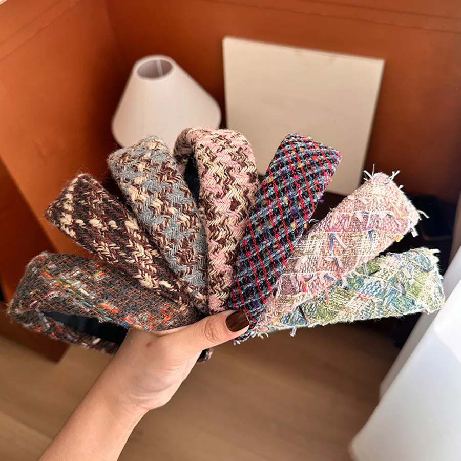 Brand new Korean fashion knitted hair hoop for women, retro textured brown hair clip, college style versatile hair accessory
Brand new Korean fashion knitted hair hoop for women, retro textured brown hair clip, college style versatile hair accessory