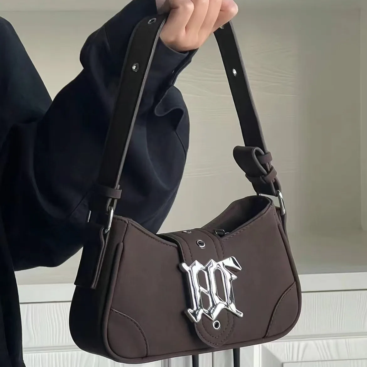New Y2K Handbag Crossbody Bag Frosted Suede Leather Bag Luxury Designer Armpit Bag Casual Bags Shoulder Bag for Women
New Y2K Handbag Crossbody Bag Frosted Suede Leather Bag Luxury Designer Armpit Bag Casual Bags Shoulder Bag for Women