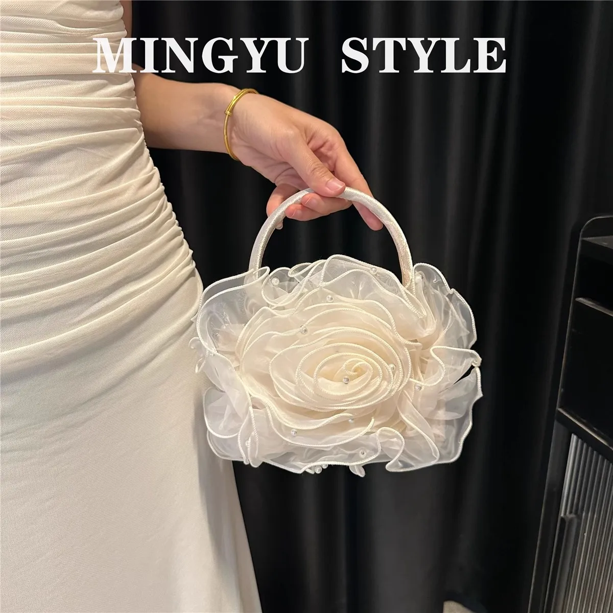 Appliques Solid Floral Clutch Purse Pearl Beaded Satin Women Handbag Wedding Party Banquet Bag Luxury Exquisite Evening Bag
Appliques Solid Floral Clutch Purse Pearl Beaded Satin Women Handbag Wedding Party Banquet Bag Luxury Exquisite Evening Bag