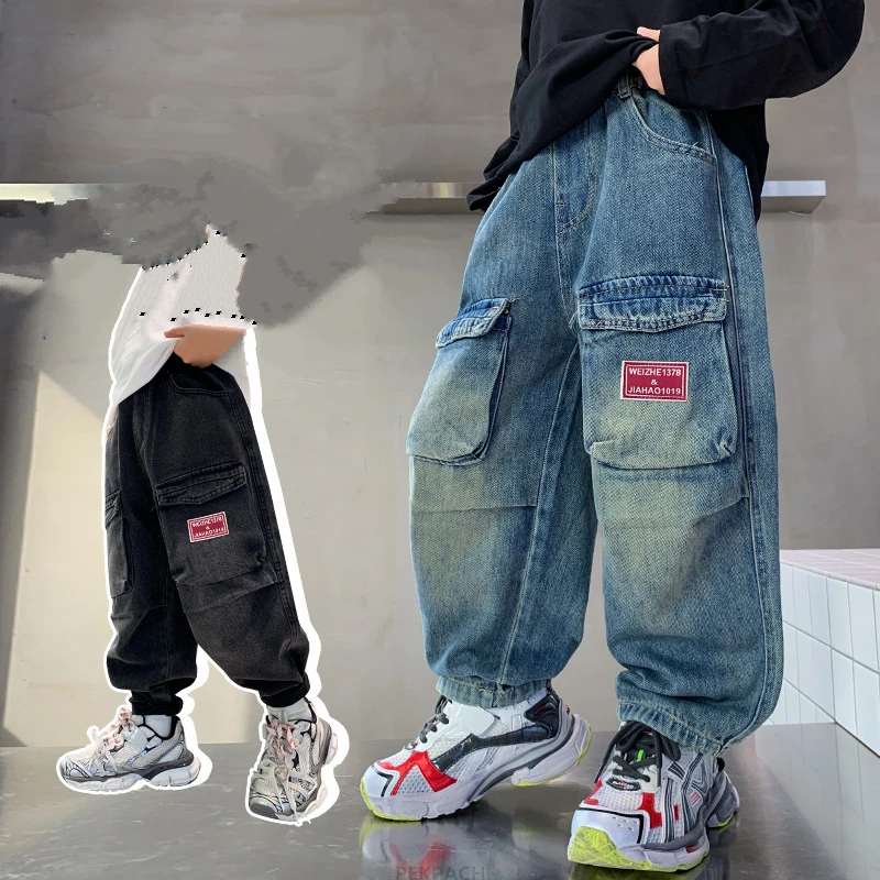 Fashion Boy Casual Cargo Jeans with Big Pocket For Child Loose Style Denim Pants Teenage Kids New Fashion Street Jeans Trousers
Fashion Boy Casual Cargo Jeans with Big Pocket For Child Loose Style Denim Pants Teenage Kids New Fashion Street Jeans Trousers