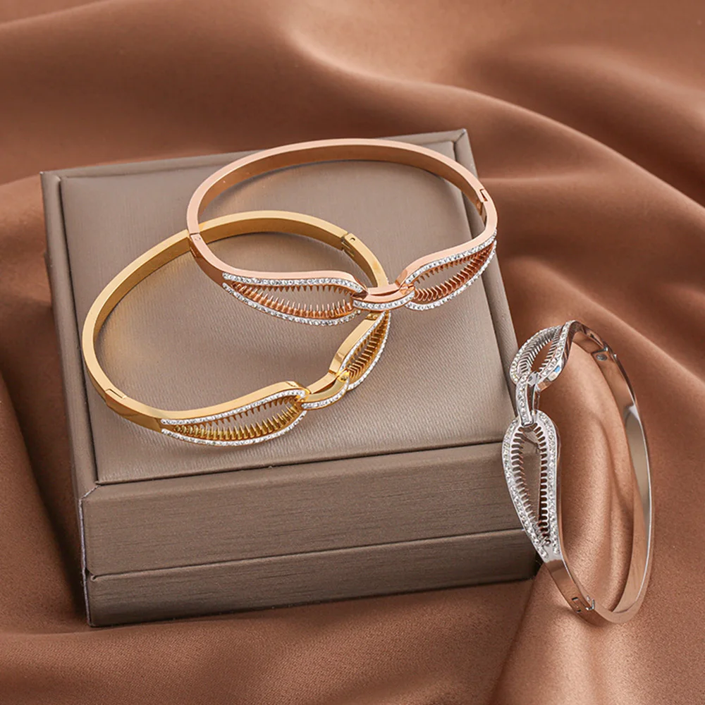 Luxury women's bracelet: all-eye design - diamond embellishment, high-quality waterproof, wedding party accessories
Luxury women's bracelet: all-eye design - diamond embellishment, high-quality waterproof, wedding party accessories