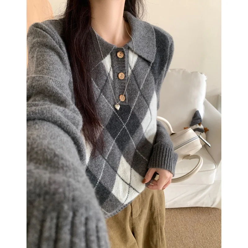 Gray Quilted Polo Collar Soft Pullover Sweater For Women, New Autumn And Winter Design, Color-Block Versatile Knitted Top
Gray Quilted Polo Collar Soft Pullover Sweater For Women, New Autumn And Winter Design, Color-Block Versatile Knitted Top