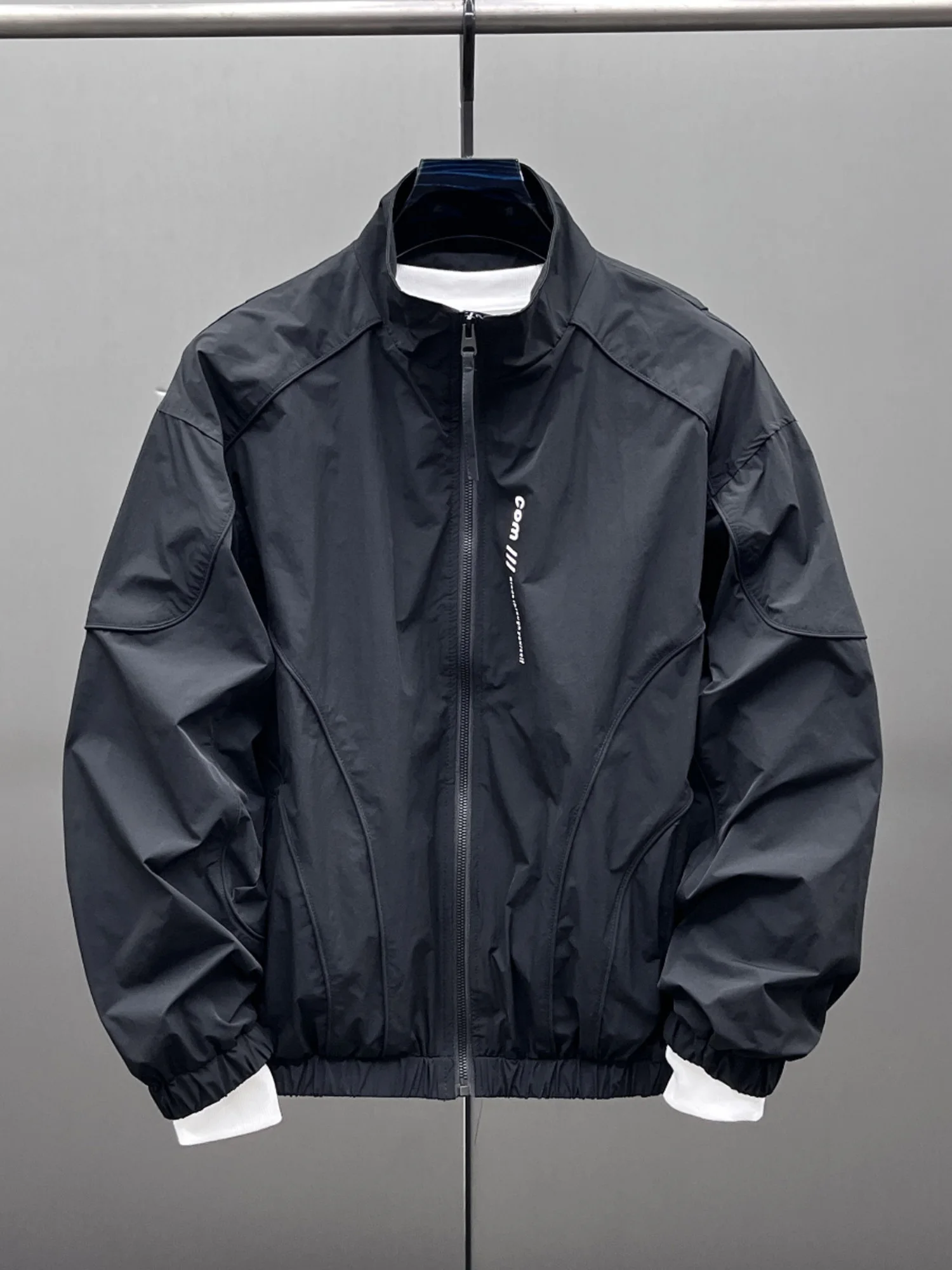 Весна-лето, новая свободная мужская куртка с воротником-стойкой и боковой молнией, модная брендовая верхняя одежда, повседневная длинная све-стойка
Весна-лето, новая свободная мужская куртка с воротником-стойкой и боковой молнией, модная брендовая верхняя одежда, повседневная длинная све-стойка