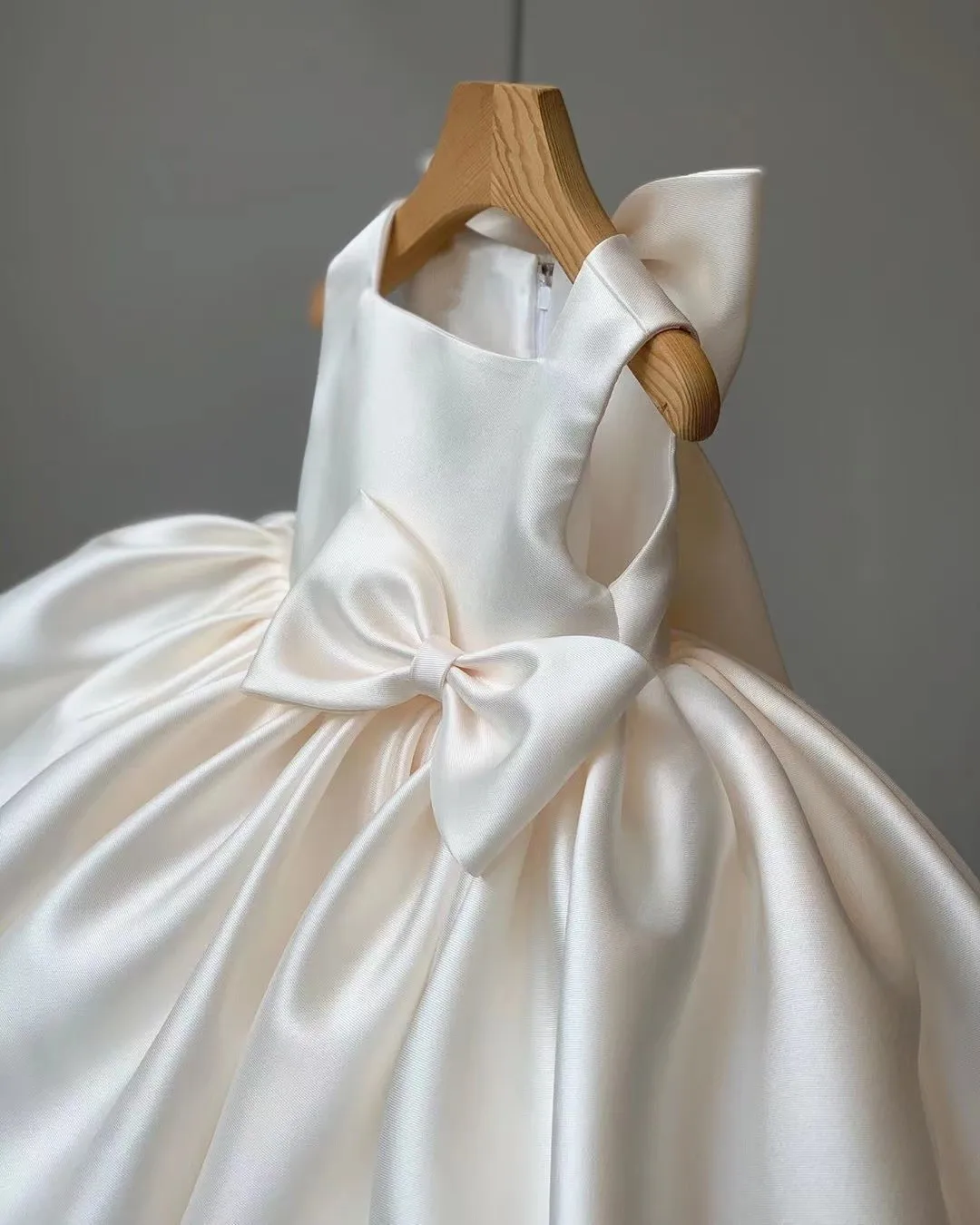 Белое бальное платье для маленьких девочек, милое платье принцессы без рукавов с бантом на день рождения, свадебное банкетное вечернее платье с цветочным узором для девочек
Белое бальное платье для маленьких девочек, милое платье принцессы без рукавов с бантом на день рождения, свадебное банкетное вечернее платье с цветочным узором для девочек