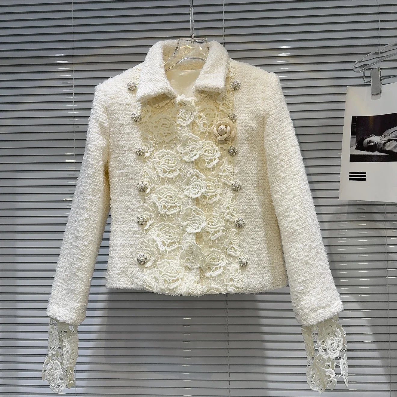 2024 Winter New French Celebrity Pearl Buckle Hook Lace Design Woolen Feather Down Inner Short Coat for Women
2024 Winter New French Celebrity Pearl Buckle Hook Lace Design Woolen Feather Down Inner Short Coat for Women