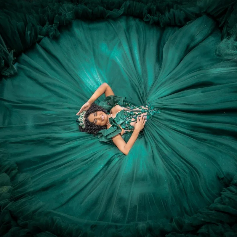 Dark Green Quinceanera Dress off-shoulder Glitter Crystal Decal Lace Ruffles Long tail vestidos de 15 Quinceanera Customize
Dark Green Quinceanera Dress off-shoulder Glitter Crystal Decal Lace Ruffles Long tail vestidos de 15 Quinceanera Customize