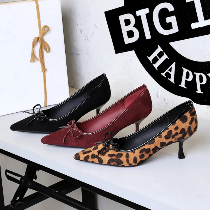 European And American Style Fashion Banquet High Heels Thin Heels Shallow Mouth Bow Suede Pointed Toe Mid-Heel Single Shoes
European And American Style Fashion Banquet High Heels Thin Heels Shallow Mouth Bow Suede Pointed Toe Mid-Heel Single Shoes