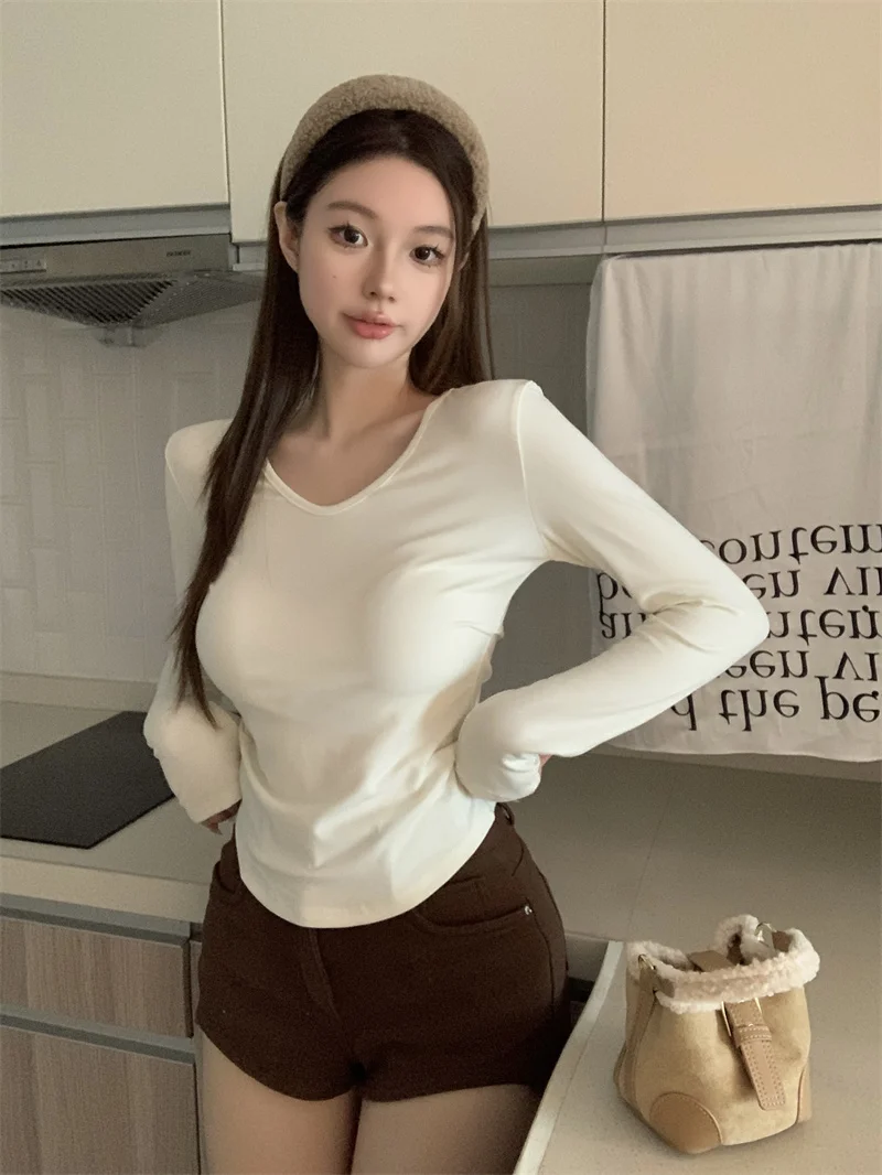 Curved hem design for women's V-neck and solid color T-shirt with pleated long sleeved top
Curved hem design for women's V-neck and solid color T-shirt with pleated long sleeved top