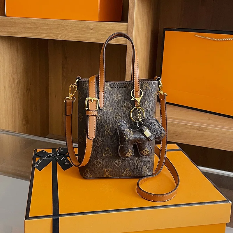 Новинка 2023 года, женская сумка для телефона, кошелек на плечо с цветочным принтом, легкая сумка через плечо с несколькими карманами, повседневная шикарная эстетичная сумка-тоут
Новинка 2023 года, женская сумка для телефона, кошелек на плечо с цветочным принтом, легкая сумка через плечо с несколькими карманами, повседневная шикарная эстетичная сумка-тоут