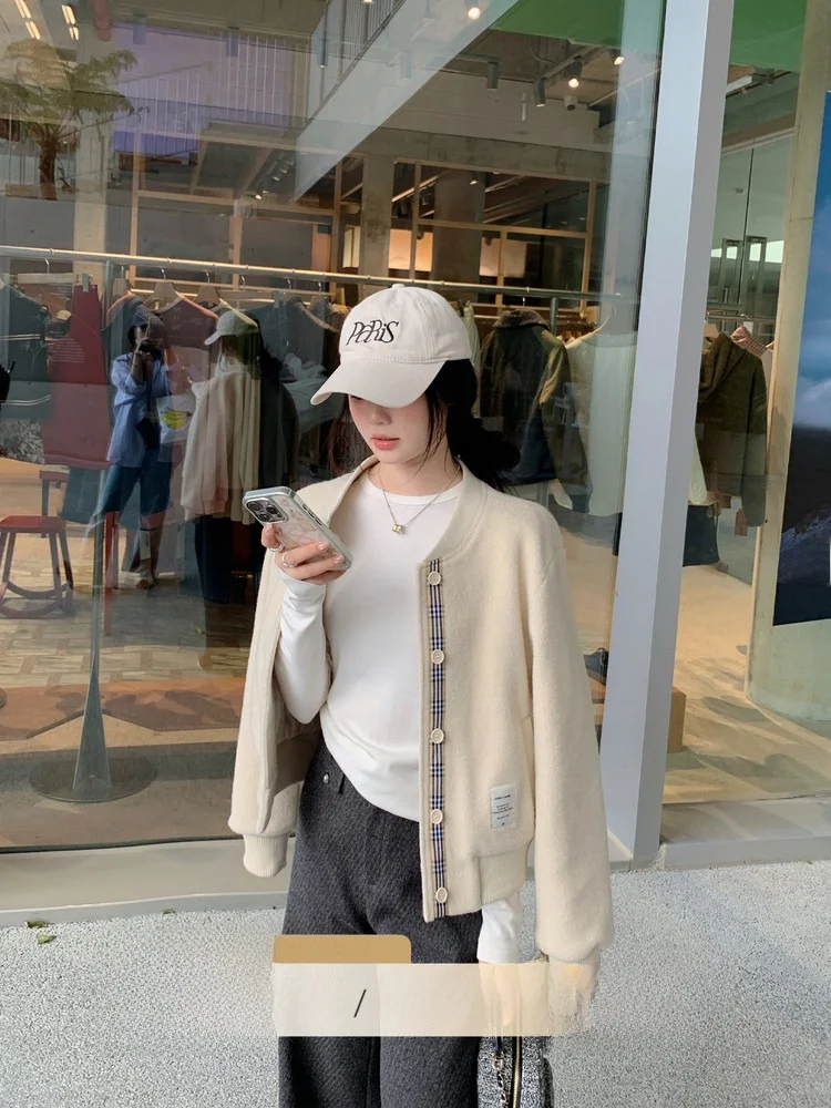 Модное шерстяное пальто в британскую клетку с кружевной отделкой, на одной пуговице, повседневное, свободного кроя, цветное, зимняя верхняя одежда для женщин
Модное шерстяное пальто в британскую клетку с кружевной отделкой, на одной пуговице, повседневное, свободного кроя, цветное, зимняя верхняя одежда для женщин