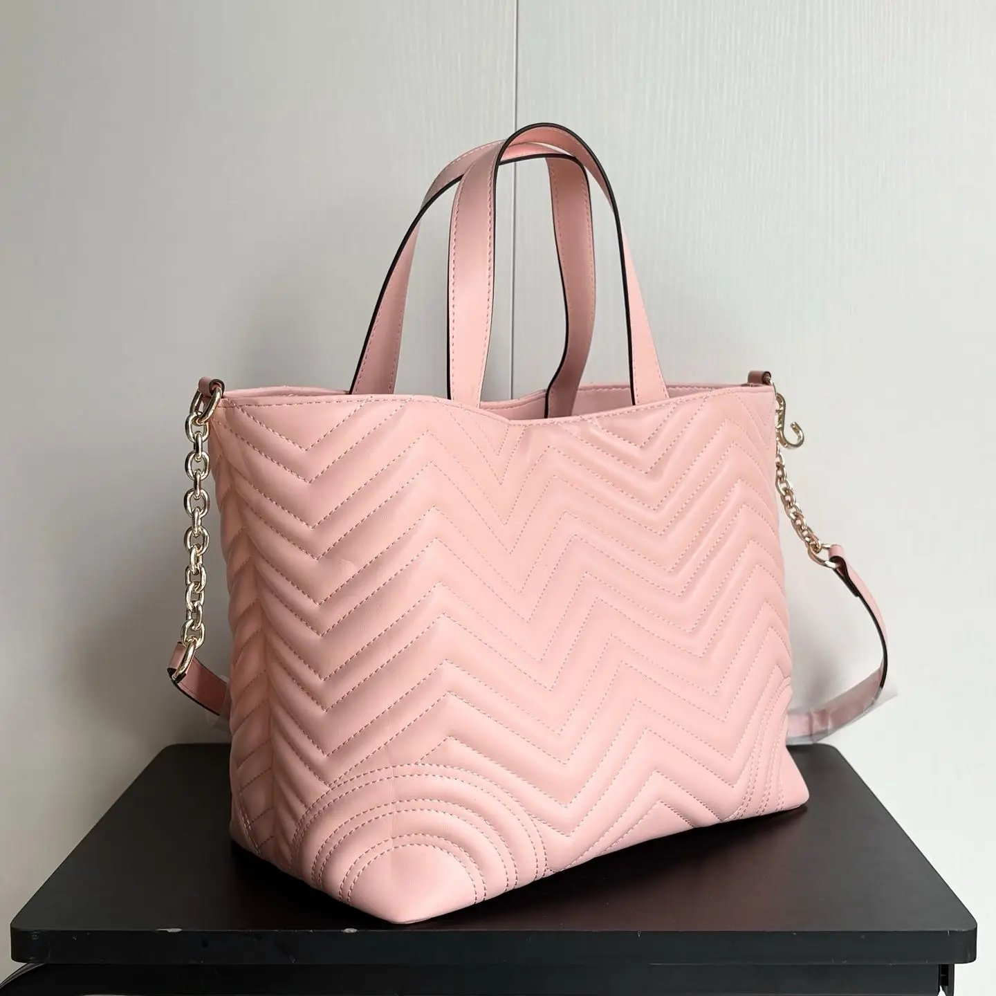 Fashionable and versatile everyday core plain synthetic leather arm bag, a daily essential with a soft exterior, hand-held for outdoor and casual use
Fashionable and versatile everyday core plain synthetic leather arm bag, a daily essential with a soft exterior, hand-held for outdoor and casual use