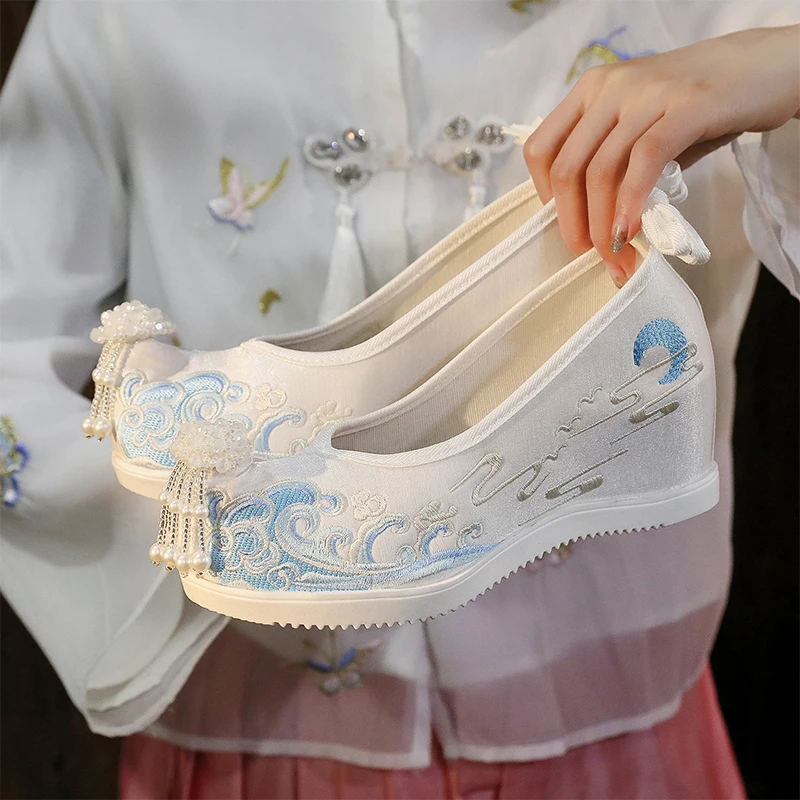 Elegant Embroidered Flower Shoes Hanfu Style Women's High-Rise Shoes Cotton Lined Slip-On Traditional Chinese Costume Footwear
Elegant Embroidered Flower Shoes Hanfu Style Women's High-Rise Shoes Cotton Lined Slip-On Traditional Chinese Costume Footwear