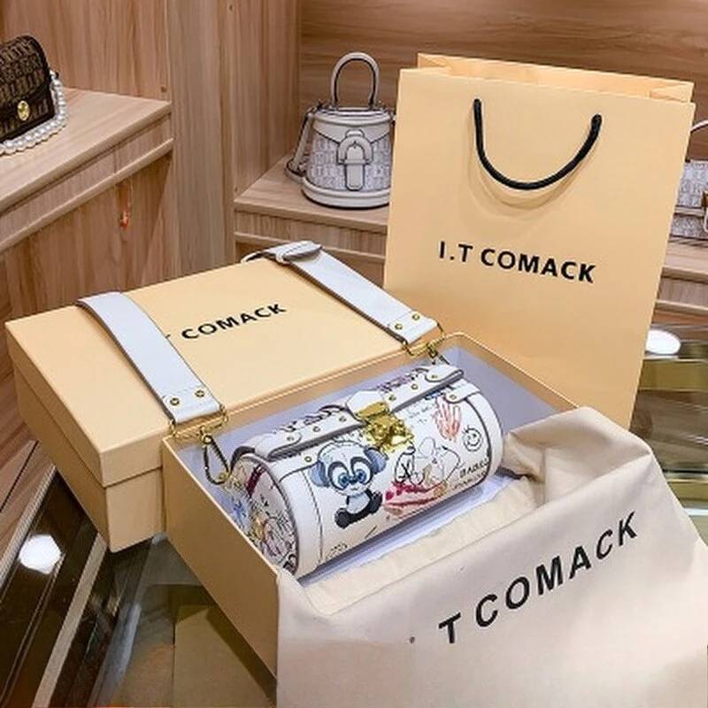 2025 Cute and Luxury Tubular Bag with Charming Graffiti and Metal Lock Women's Popular and Versatile Handheld Crossbody Bag
2025 Cute and Luxury Tubular Bag with Charming Graffiti and Metal Lock Women's Popular and Versatile Handheld Crossbody Bag