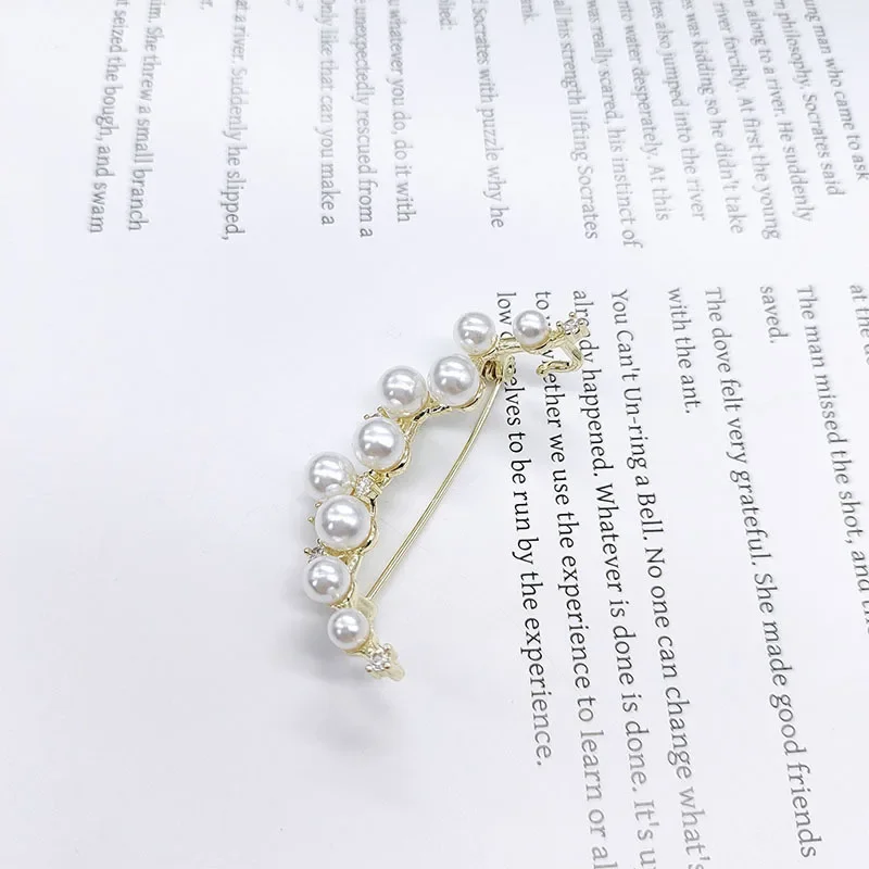 Новая высококачественная и нишевая брошь с жемчужным полумесяцем и универсальной булавкой для воротника.
Новая высококачественная и нишевая брошь с жемчужным полумесяцем и универсальной булавкой для воротника.