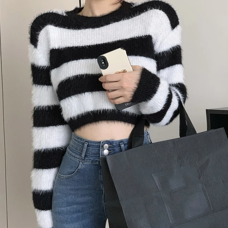 Autumn/Winter Female Color Blocked Striped Fluffy Knitted Sweater O-Neck Long Sleeved Crop Top Women Short Pullover Top Sweater
Autumn/Winter Female Color Blocked Striped Fluffy Knitted Sweater O-Neck Long Sleeved Crop Top Women Short Pullover Top Sweater