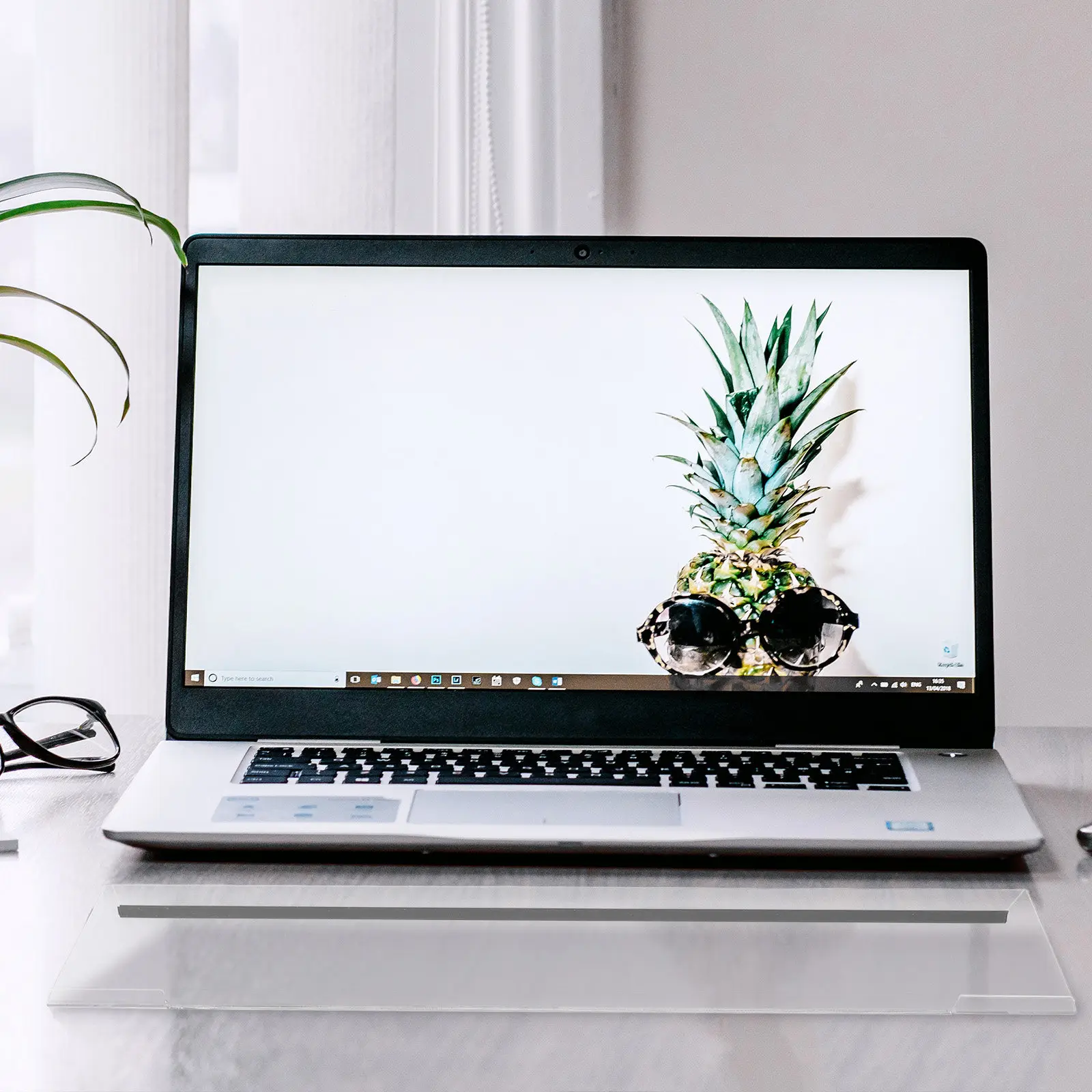 2Pcs Clear Keyboard Holder Stand Acrylic Zshape Riser for Desk Antislip Keyboard Platform for Office and Gaming Setup
2Pcs Clear Keyboard Holder Stand Acrylic Zshape Riser for Desk Antislip Keyboard Platform for Office and Gaming Setup