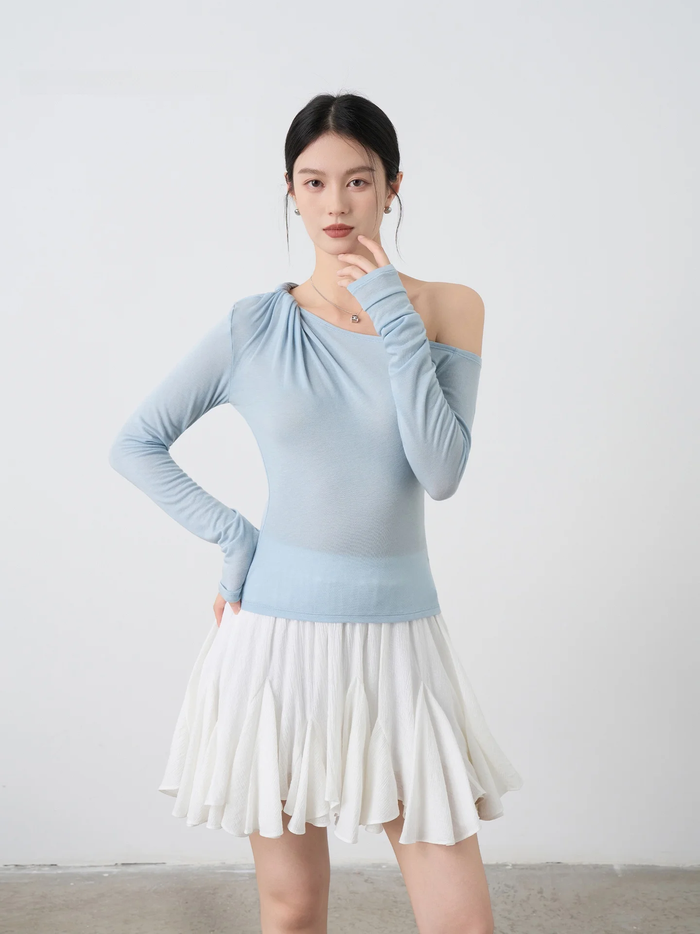 Женская футболка с длинным рукавом, стандартный крой, однотонная, для повседневной носки, из смеси лиоцелла и шерсти, с асимметричным дизайном и подвернутыми плечами
Женская футболка с длинным рукавом, стандартный крой, однотонная, для повседневной носки, из смеси лиоцелла и шерсти, с асимметричным дизайном и подвернутыми плечами