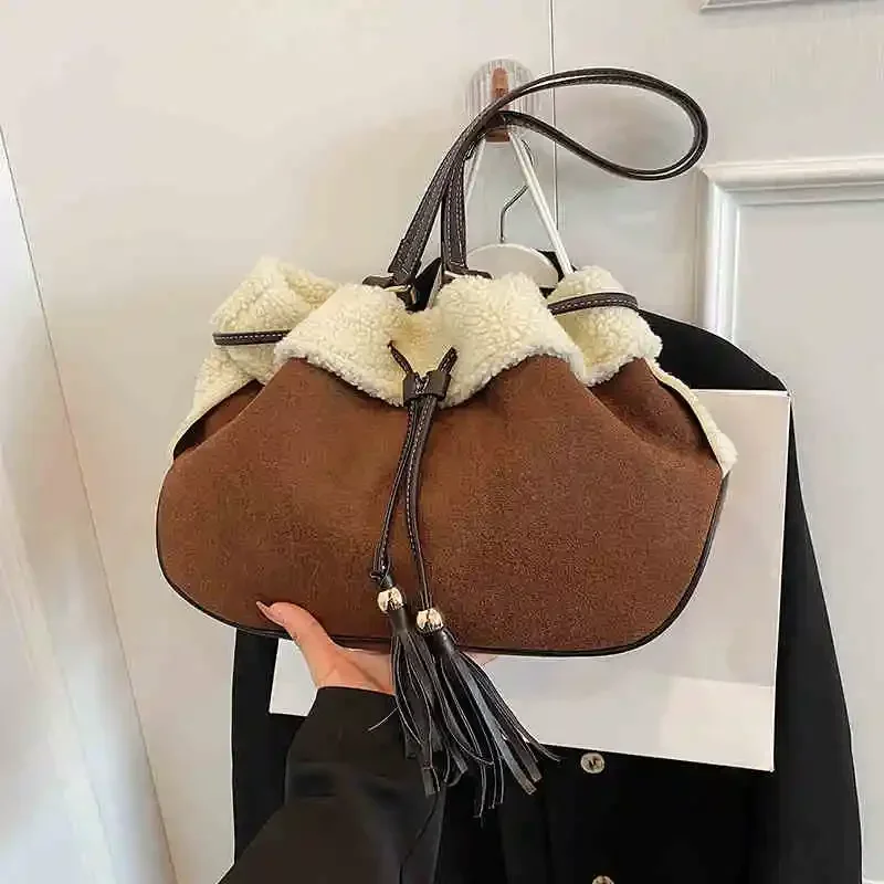 Fashion Suede One Shoulder Bag Autumn Winter Women's Large Capacity Tassel Handbag 2025 New Commute Versatile Tote Bucket Pouch
Fashion Suede One Shoulder Bag Autumn Winter Women's Large Capacity Tassel Handbag 2025 New Commute Versatile Tote Bucket Pouch