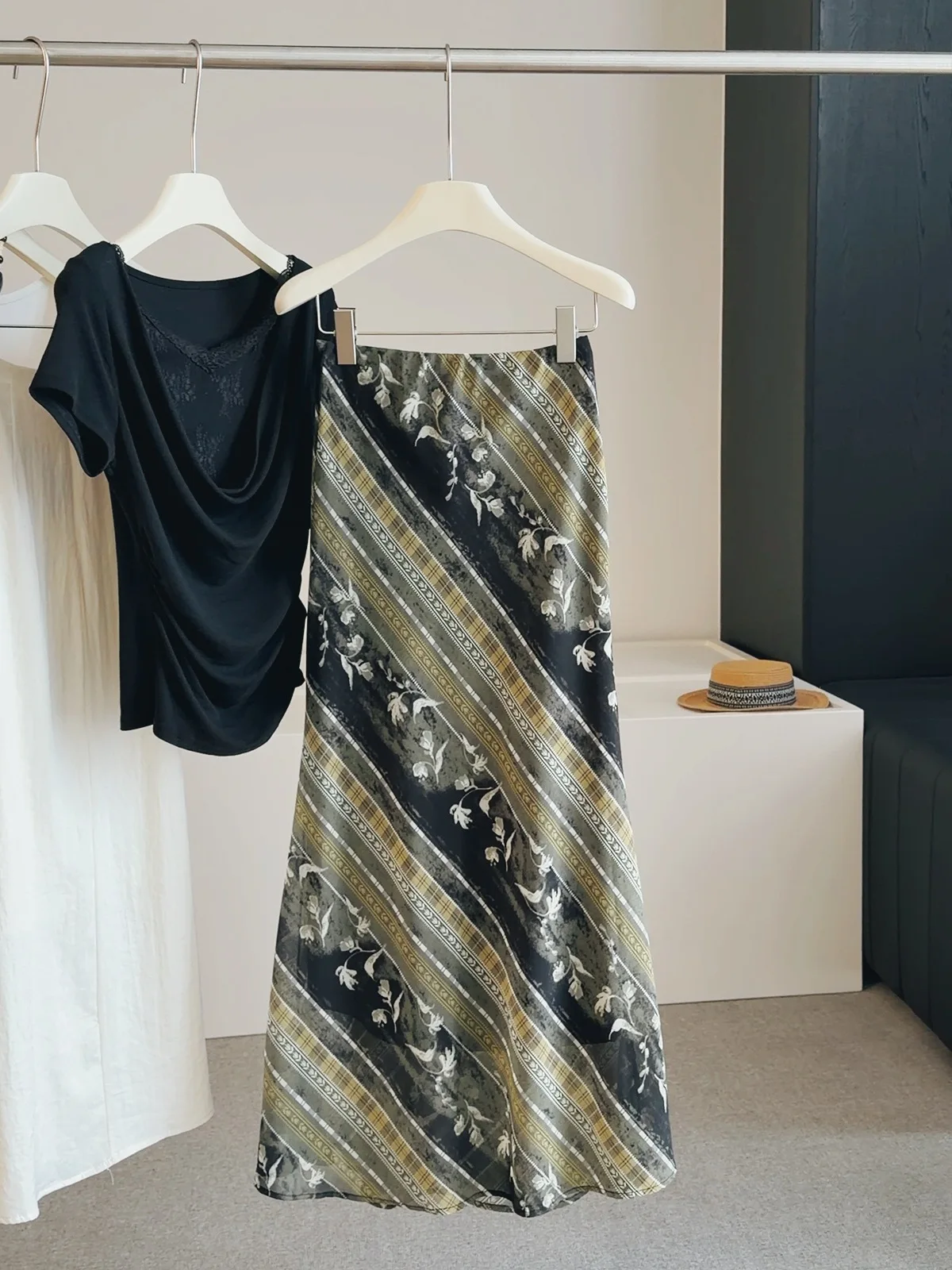 Vintage Green Floral Plaid Print Maxi Skirt Elastic Waist Satin A-line Long Skirt Women Elegant French Countryside Garden Weaer
Vintage Green Floral Plaid Print Maxi Skirt Elastic Waist Satin A-line Long Skirt Women Elegant French Countryside Garden Weaer