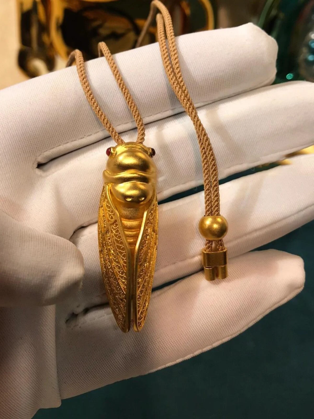 Faionable Luxury Yellow Gold Color Silk Flower Cicada Pendant Ancient Method DIY Matching Accory Hanging Decoration
Faionable Luxury Yellow Gold Color Silk Flower Cicada Pendant Ancient Method DIY Matching Accory Hanging Decoration