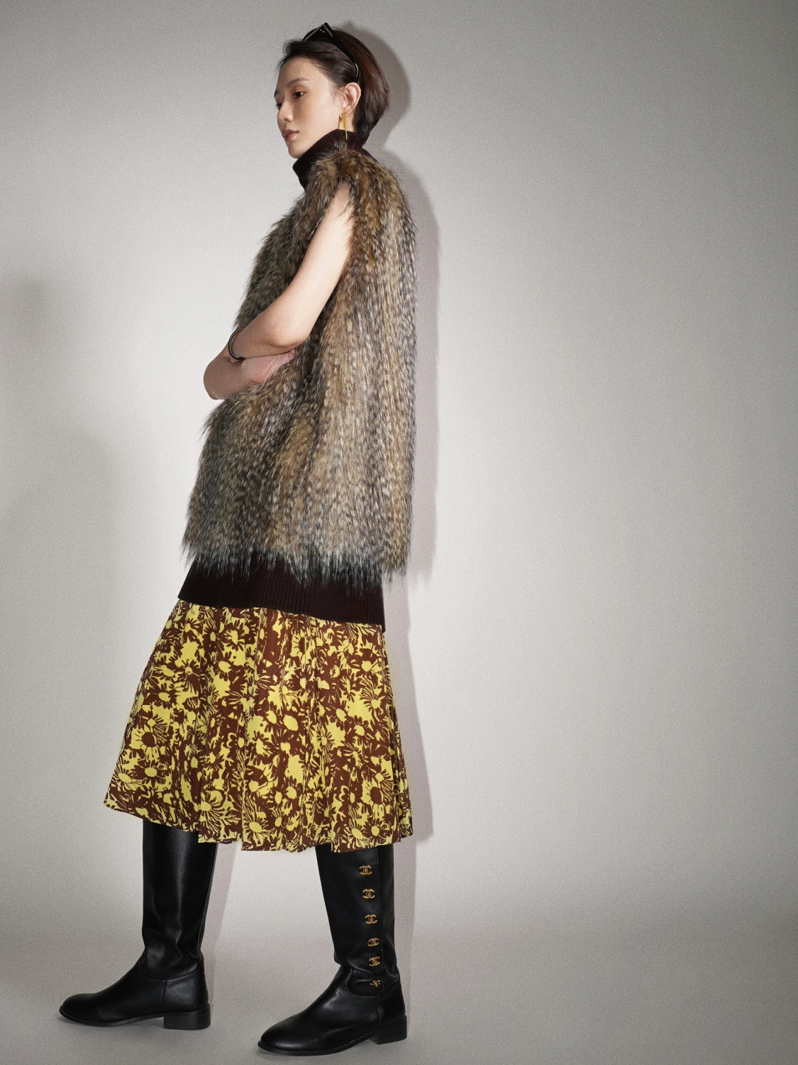 Экологичный коричневый жилет из искусственного меха с длинным ворсом, винтажный уличный стиль, V-образный вырез, осень-зима, полиэстер
Экологичный коричневый жилет из искусственного меха с длинным ворсом, винтажный уличный стиль, V-образный вырез, осень-зима, полиэстер