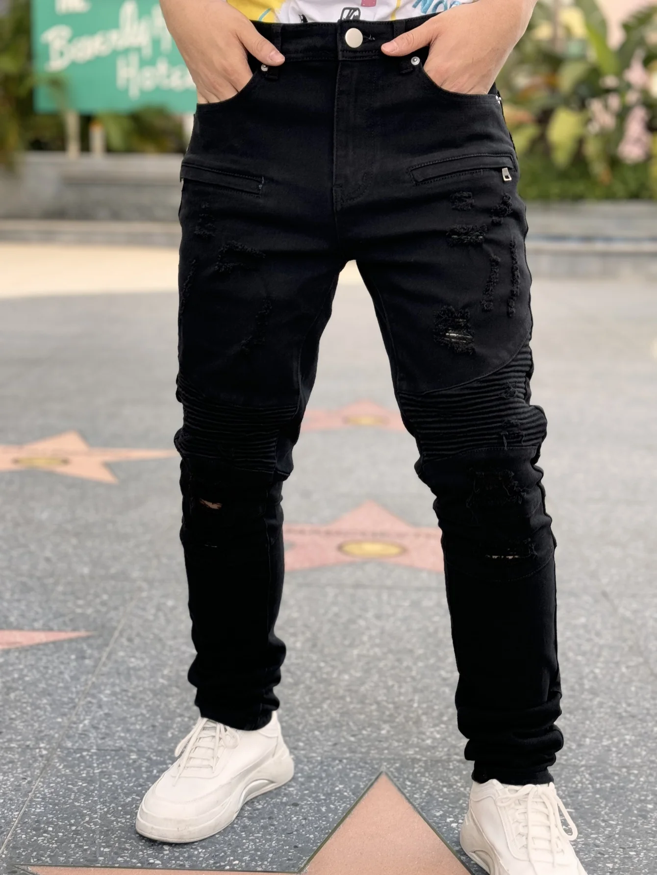 Men's Distressed And Patched Jeans Designed In A Trendy Street Style In Black Color Versatile And Suitable For All Occasions
Men's Distressed And Patched Jeans Designed In A Trendy Street Style In Black Color Versatile And Suitable For All Occasions